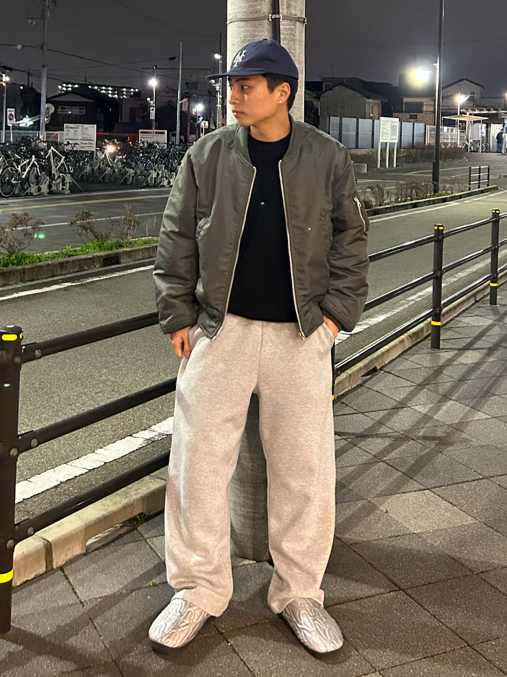 「プチプラ、オトナカジュアル、春服、メンズコーデ、大人コーデ、お洒落さんとつながりたい、ゆるコーデ、休日コーデ、いいね、save、フォローお願いします🤑、低身長コーデ、着回しコーデ、カジュアルコーデ、キャップ、スウェットパンツ、ジャケットスタイル」｜「FREAK'S STOREの限定展開 MR HEARTS/ミスターハーツ MR HEARTS/ミスターハーツ SHORT LENGTH MA-1（MA-1、グリーン系）」を使った、Shimoさん（メンズ・169cm）の春コーディネートの1枚目の写真