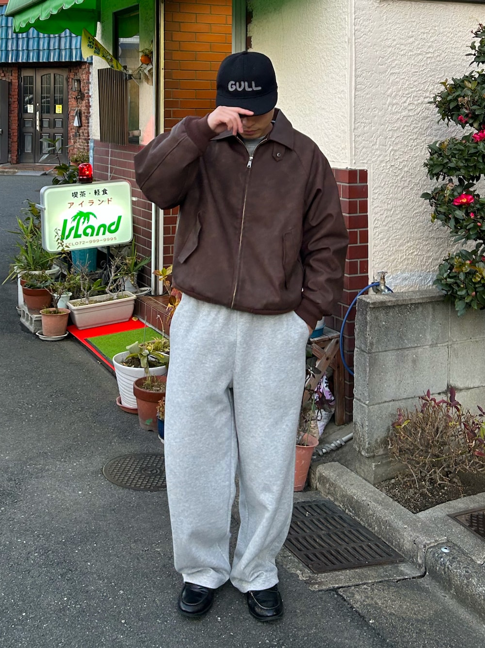 「WEARyouthコーデ、お出かけコーデ、冬服、秋冬コーデ、ootd、outfit、いいね、save、フォローお願いします🤑、おしゃれさんと繋がりたい、スウエットパンツ、キャップ、ローファー、ジャケット、最近のいい感じコーデ、低身長コーデ、春コーデ」｜「FFEINの【FFEIN(フェイン)】ヴィンテージライクフェイクレザージャケット / 合皮 ブルゾン ジップ オーバーサイズ（ブルゾン、ブラウン系）」を使った、Shimoさん（メンズ・169cm）の冬コーディネートの1枚目の写真