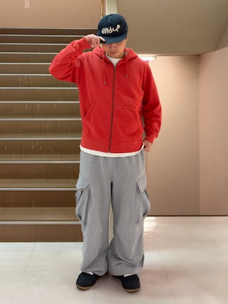 「F.ILLUMINATE（フィルミネイト）のイージーカーゴスウェットパンツ-メランジグレー（スウェットパンツ）」を使った、Shimoさん（メンズ・169cm）の春コーディネート
