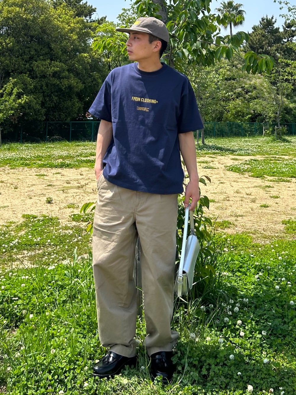 「やっぱり帽子が好き、休日スタイル、オトナカジュアル、シンプルスタイル、キャップ、Tシャツ、デニム、ローファー、お出かけコーデ、おしゃれさんと繋がりたい、ラフコーデ、ootd、outfit、いいね、save、フォローお願いします🤑、低身長コーデ」｜「FFEINの【FFEIN（フェイン）】ワンポイントセンター刺繍ロゴTシャツ / Tシャツ クルーネック 半袖 刺繍（Tシャツ/カットソー、ブルー系）」を使った、Shimoさん（メンズ・169cm）の夏コーディネートの1枚目の写真