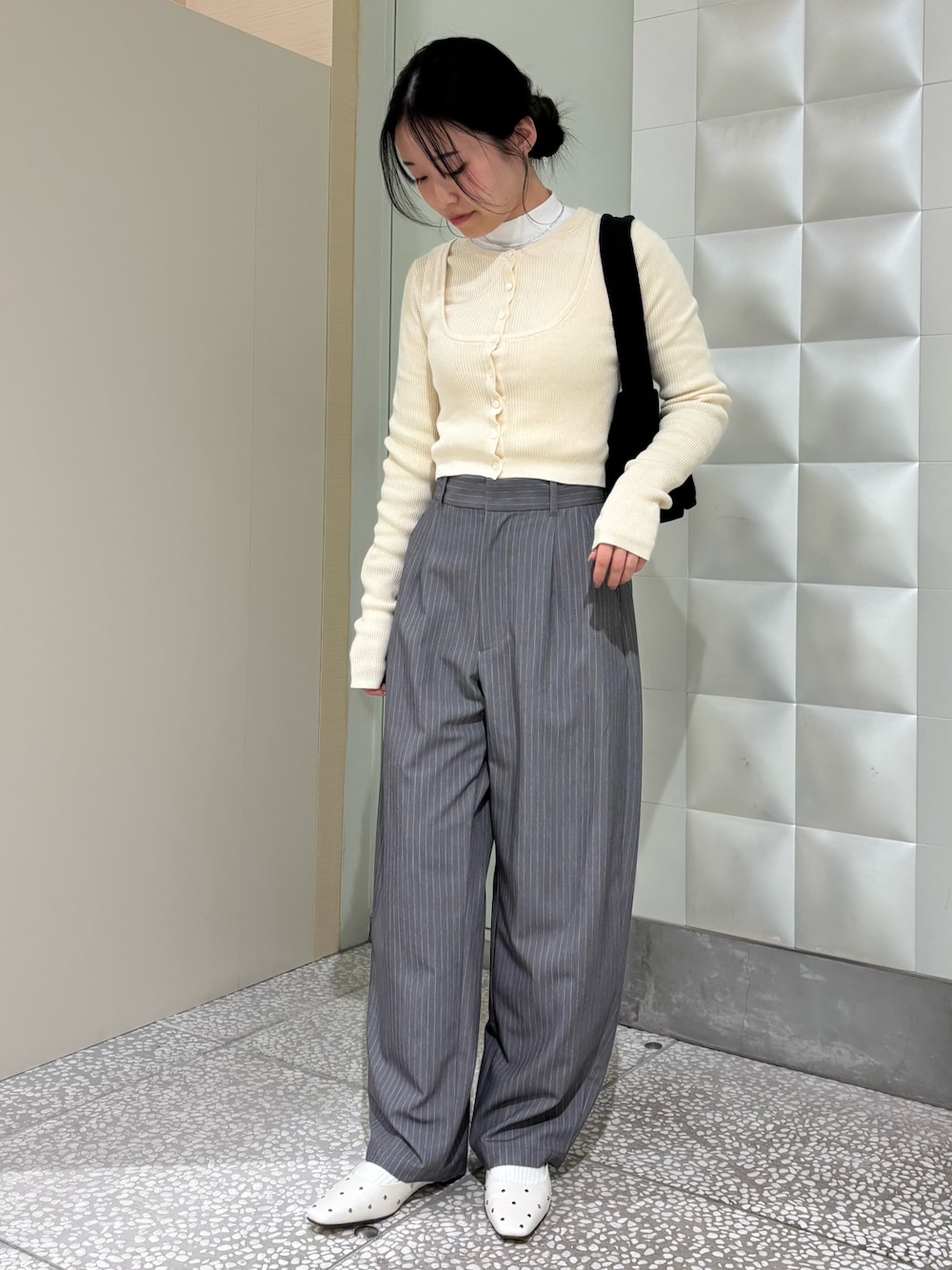 「淡色コーデ、春コーデ、春、新作、ミュール、ニットカーディガン、ニットベスト、リブニット、ストライプパンツ、ストライプ、大人かわいい、カジュアルコーデ、休日コーデ、おでかけコーデ、キレイめ」｜「URBAN RESEARCHのdecor『デコール』　Heartchain Necklace（ネックレス、シルバー系）」を使った、COCOAさん（レディース・155cm）の冬コーディネートの1枚目の写真