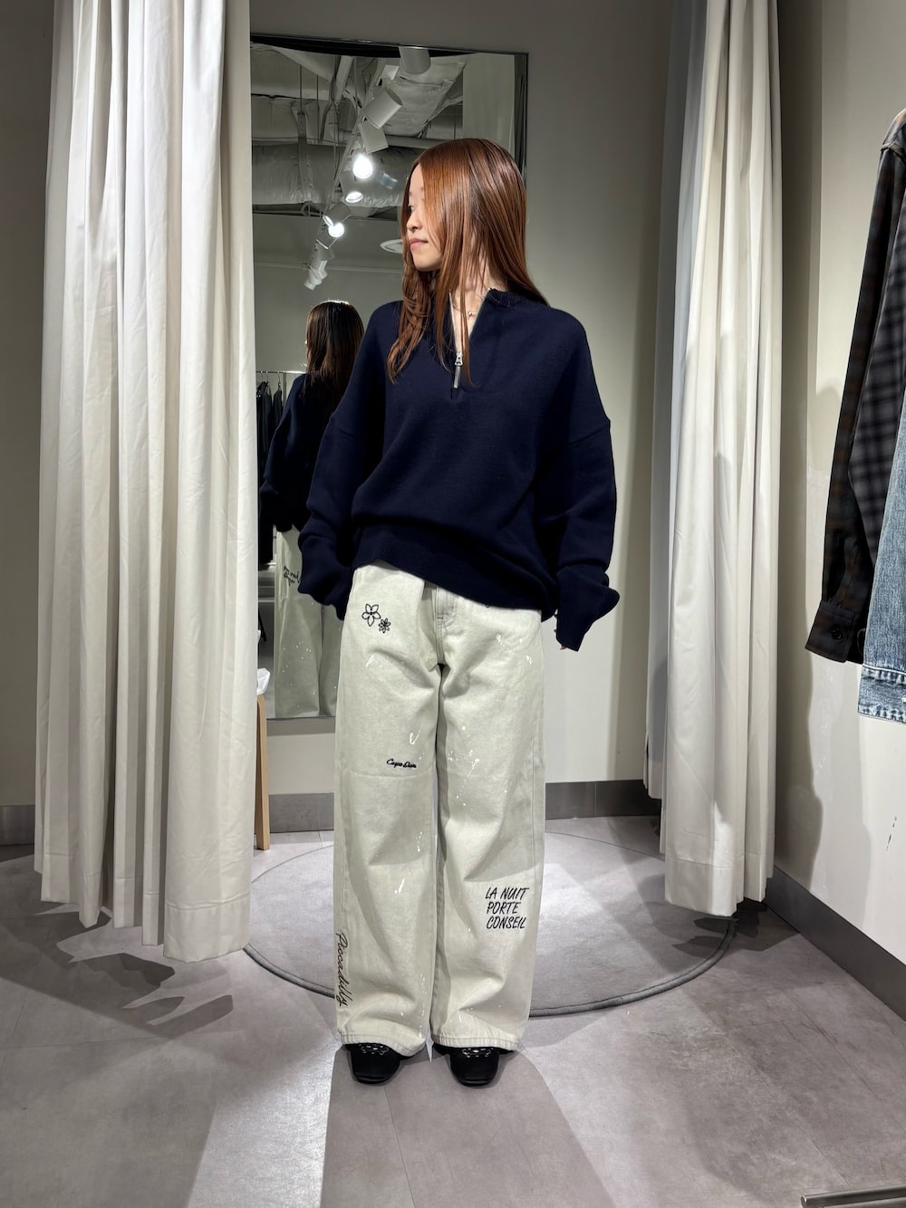 ブルー系のニット/セーター、グレー系のデニムパンツを着用したレディースの夏コーディネートの1枚目の写真