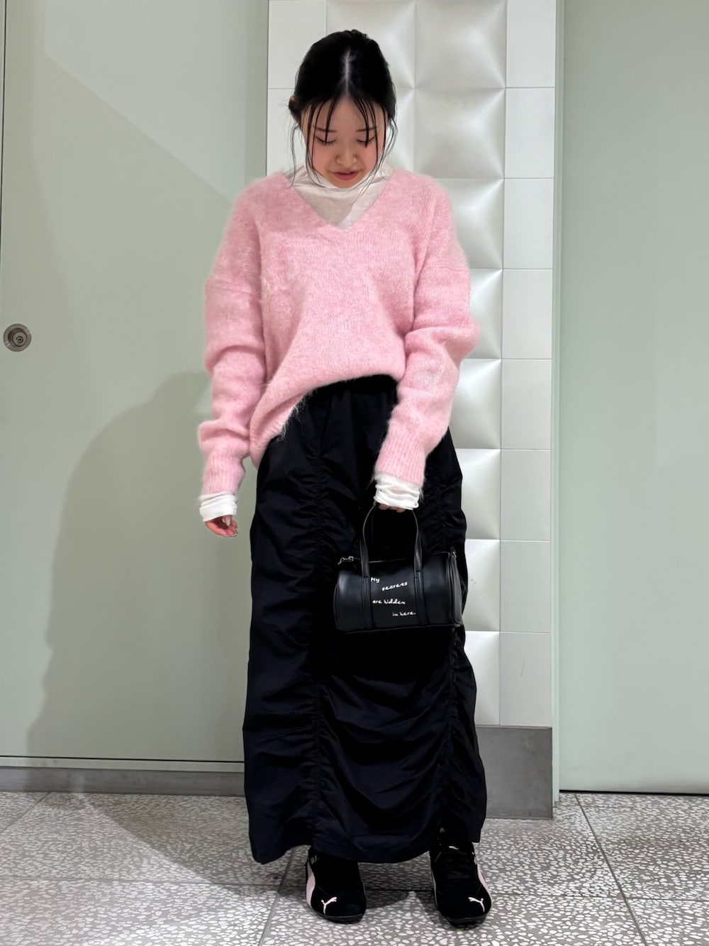 「PUMA、スニーカー、スニーカーコーデ、ギャザー、ギャザースカート、大人かわいい、大人ファッション、休日スタイル、大人ガーリー、スカートスタイル、デート、大人可愛い、ピンク、ピンクコーデ」｜「URBAN RESEARCHの『MADE IN JAPAN』シアータートルカットソー（Tシャツ/カットソー、ホワイト系）」を使った、COCOAさん（レディース・155cm）の冬コーディネートの1枚目の写真