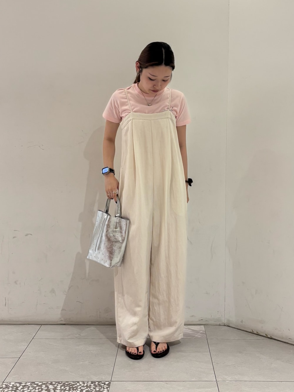 ピンク系のTシャツ/カットソー、ホワイト系のその他パンツ、シルバー系のトートバッグを着用したレディースの夏コーディネートの1枚目の写真