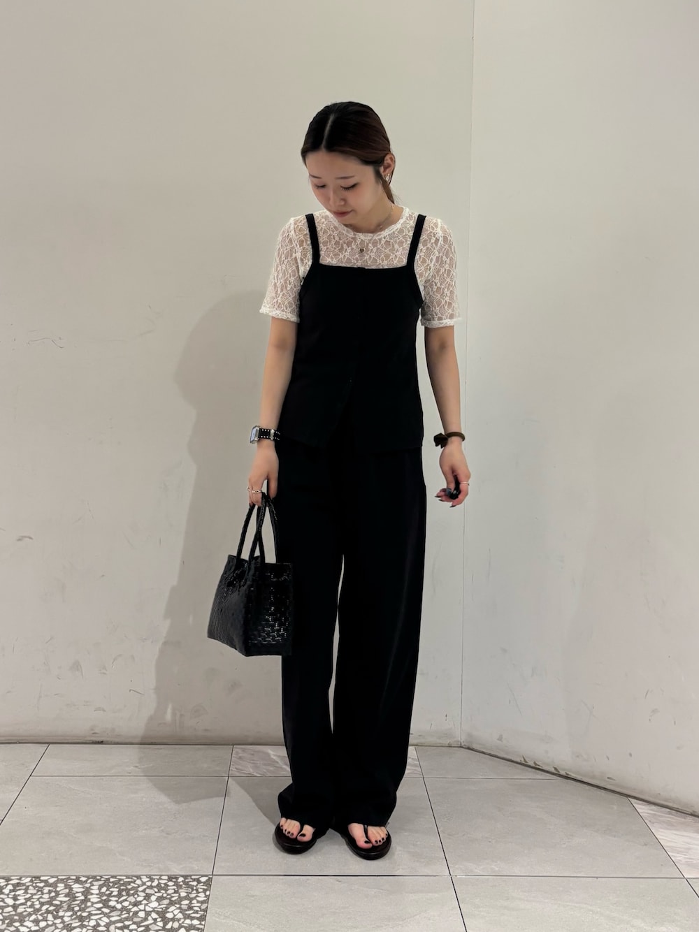 ホワイト系のTシャツ/カットソー、ブラック系のその他パンツ、ブラック系のキャミソールを着用したレディースの夏コーディネートの1枚目の写真