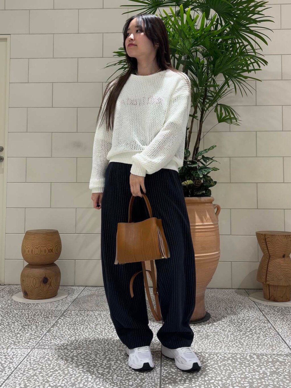 「newarrival、暮らしを楽しむ、新作スニーカーコーデ、メッシュニット、ロゴT、春コーデ、ラフコーデ、低身長女子、楽チンコーデ、スラックス、スニーカーコーデ、スニーカー、シンプル、シンプルコーデ、おしゃれさんと繋がりたい」｜「URBAN RESEARCHのdecor『デコール』　Heartchain Necklace（ネックレス、シルバー系）」を使った、COCOAさん（レディース・155cm）の春コーディネートの1枚目の写真