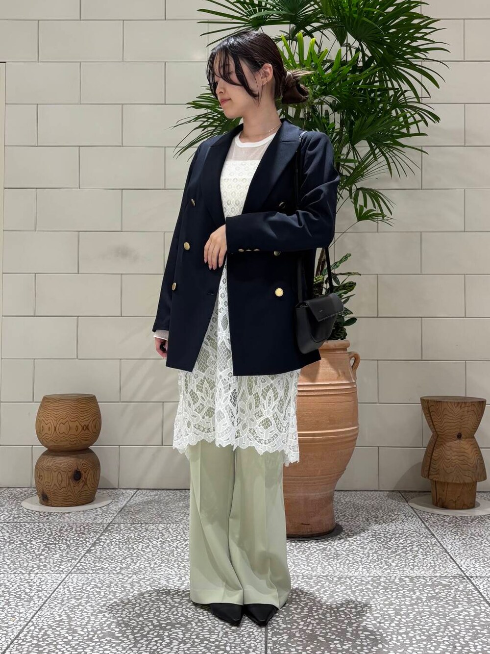 ブルー系のその他アウター、ホワイト系のワンピース、グリーン系のその他パンツを着用したレディースの春コーディネートの1枚目の写真