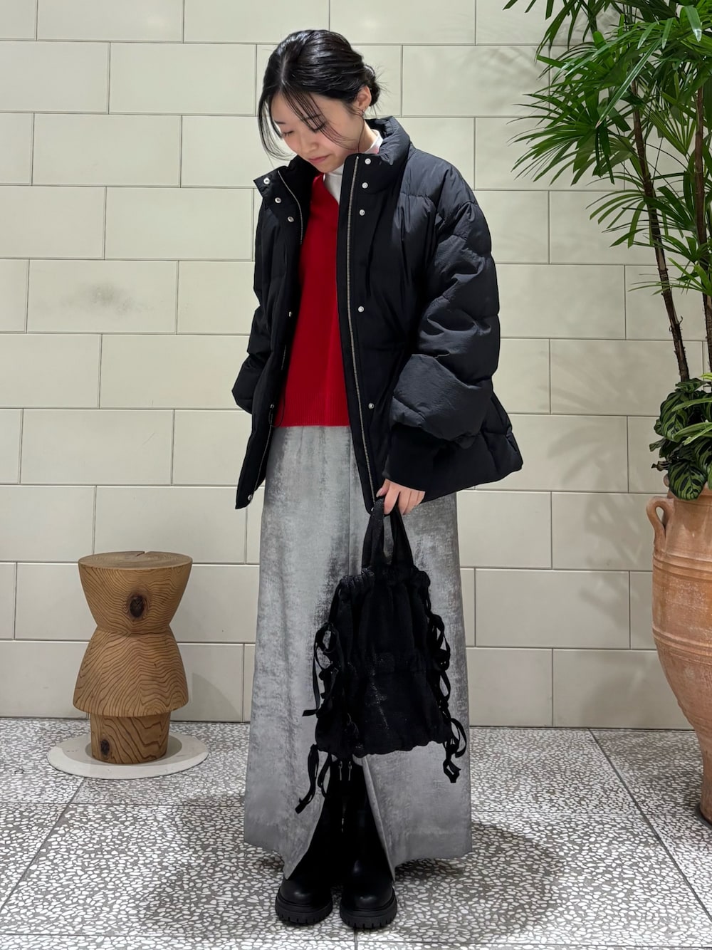 「赤、冬アウター、ダウン、大人かわいい、おでかけコーデ、休日コーデ、オトナカワイイ、シルバー、キルティング、あったかコーデ、キラキラ、ラメ、カラーニット、ニット」｜「URBAN RESEARCHのdecor『デコール』　Heartchain Necklace（ネックレス、シルバー系）」を使った、COCOAさん（レディース・155cm）の冬コーディネートの1枚目の写真
