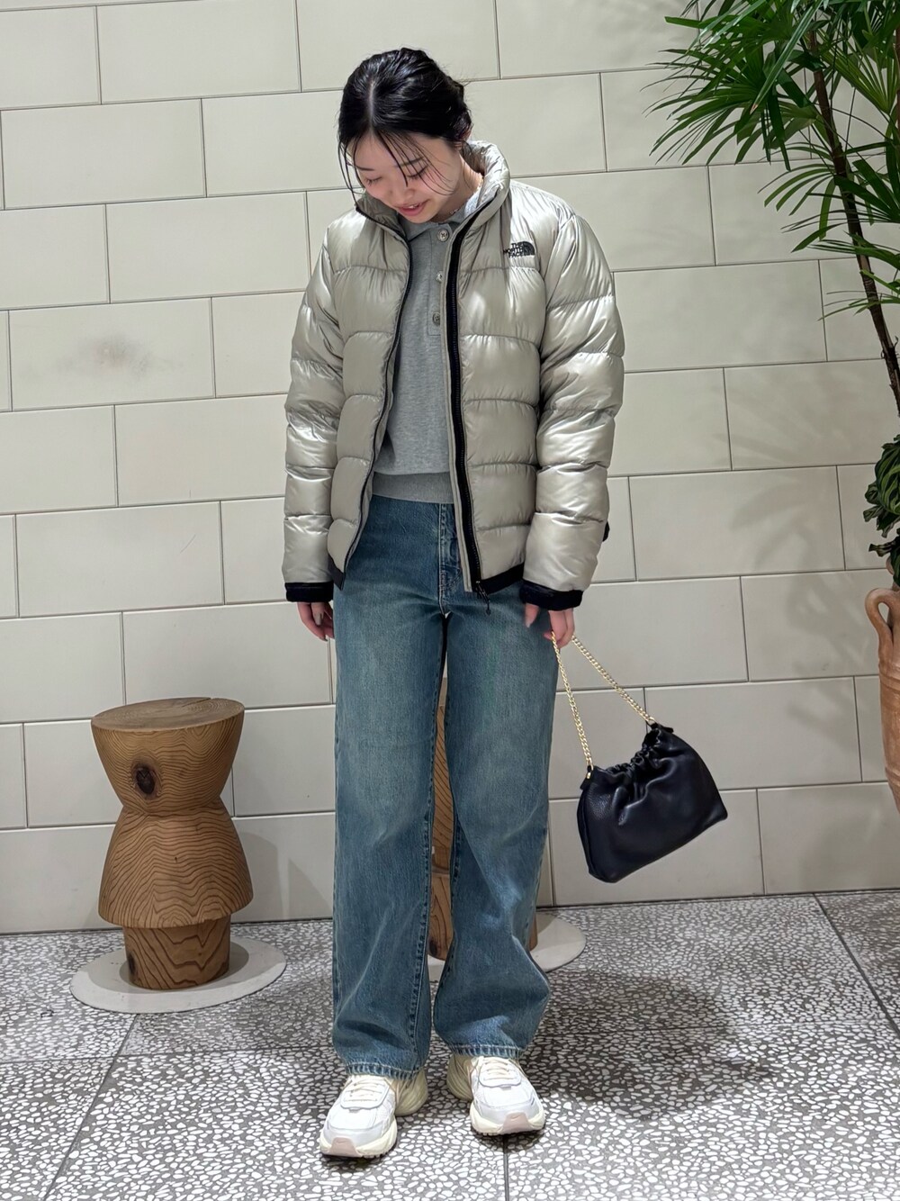 「ノースフェイス、THE NORTH FACE、新作、冬のコーデ、カジュアルコーデ、ラクチンコーデ、低身長女子、パンツスタイル、デニム、デニムコーデ、スニーカー、おしゃれさんと繋がりたい、休日スタイル」｜「URBAN RESEARCHのdecor『デコール』　Heartchain Necklace（ネックレス、シルバー系）」を使った、COCOAさん（レディース・155cm）の冬コーディネートの1枚目の写真