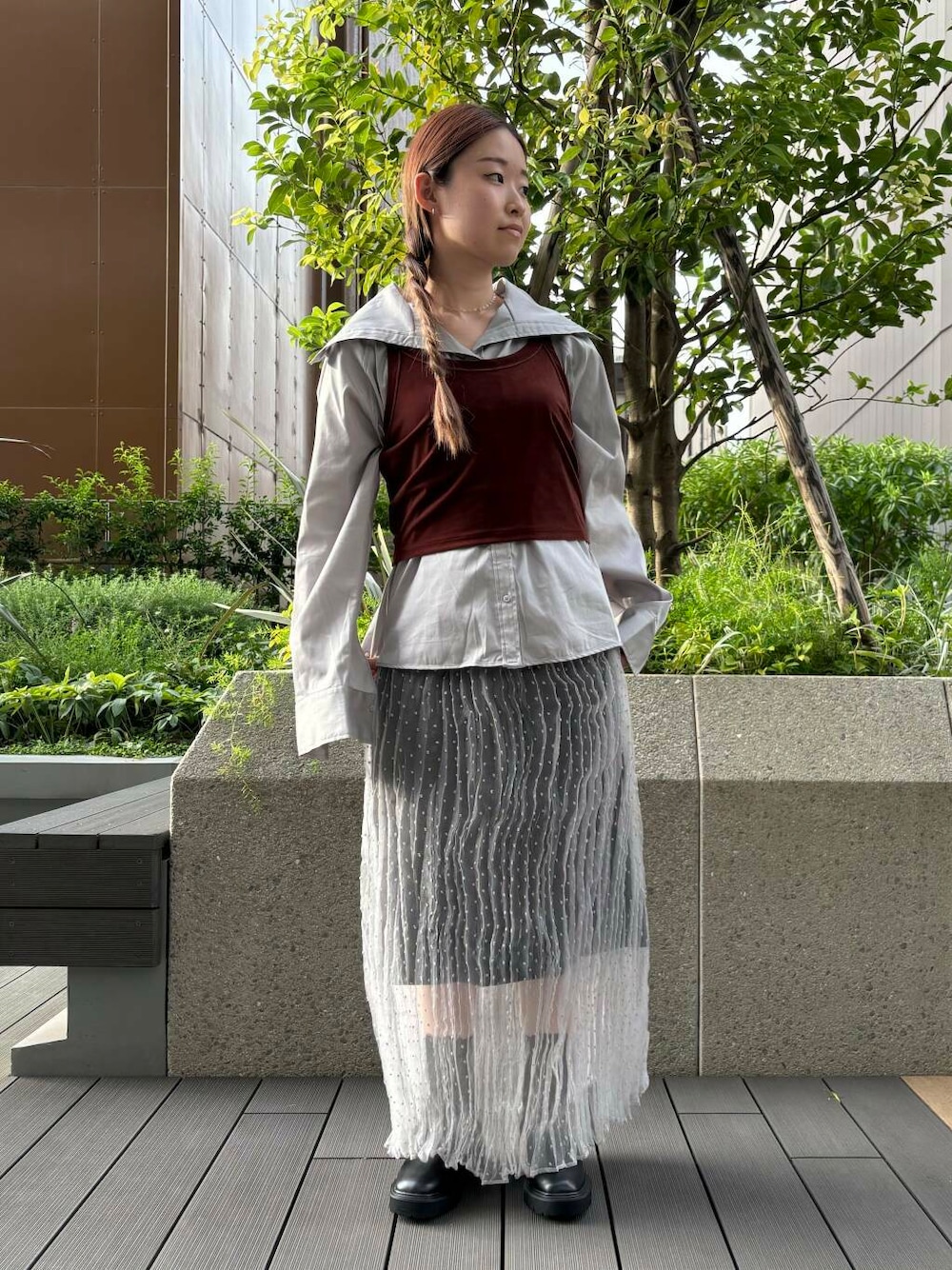 グレー系のスカート、グレー系のその他パンツ、グレー系のTシャツ/カットソーを着用したレディースの秋コーディネートの1枚目の写真