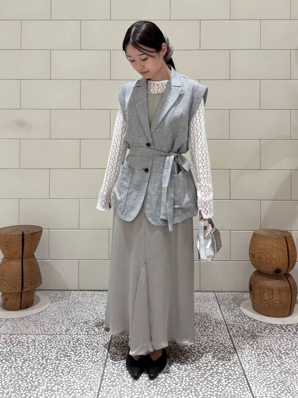 「レイヤードスタイル、newarrival、休日スタイル、淡色コーデ、旅行コーデ、春カラーコーデ、母の日ギフト、ここでしか手に入らない別注アイテム、私のイチ推しブランド、外遊びコーデ、暮らしを楽しむ、デートコーデ、春、低身長女子、お洒落さんとつながりたい」｜「URBAN RESEARCH ROSSO WOMENのLUMEN　FANTINE PETIT BAG（ハンドバッグ、シルバー系）」を使った、COCOAさん（レディース・155cm）の春コーディネートの1枚目の写真