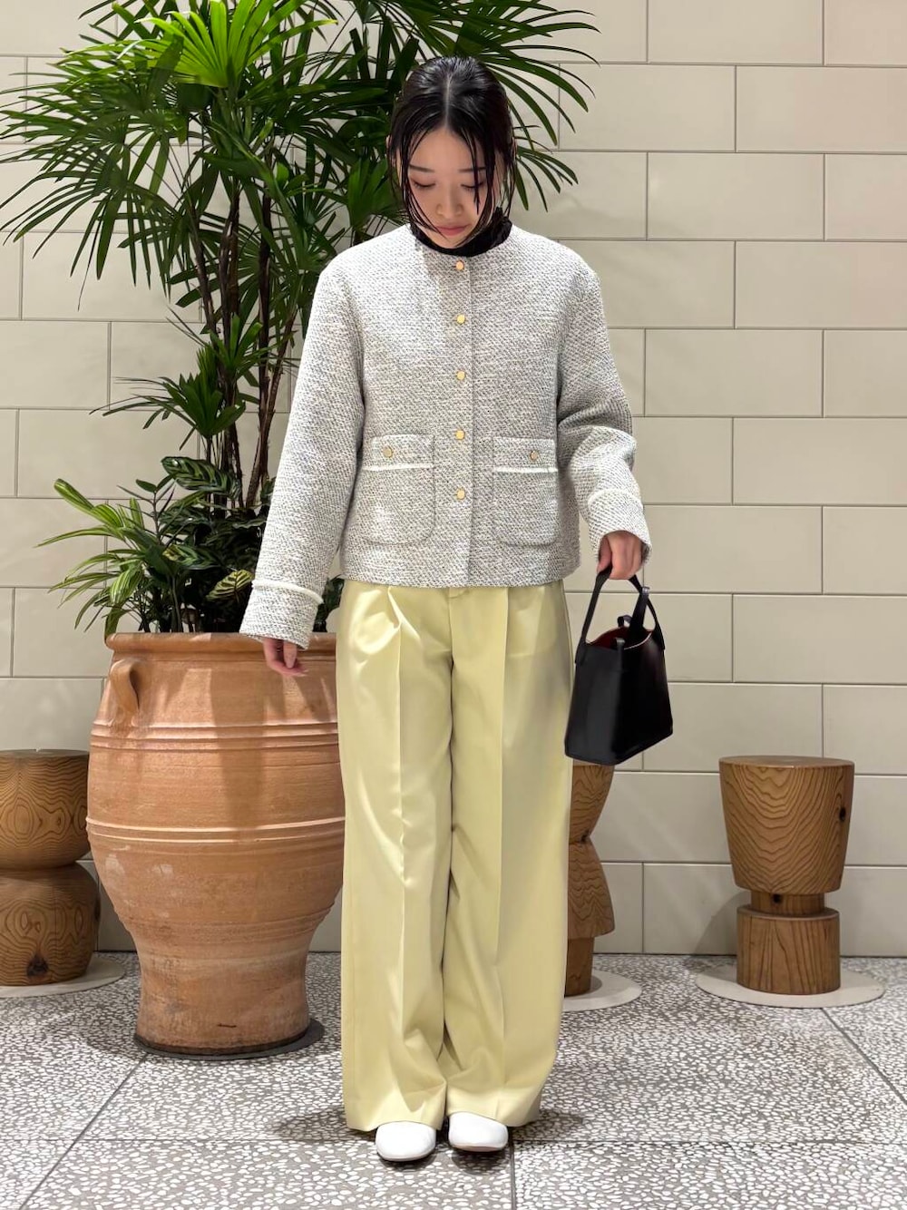 「デートコーデ、春アウター、newarrival、セレモニー、低身長おススメアウター、暮らしを楽しむ、春のジャケットスタイル、春服コーデ、パンツコーデ、春服、きれいめカジュアル、低身長女子、ジャケットコーデ、ツイードジャケット、ツイード」｜「URBAN RESEARCHのツイードノーカラージャケット（ノーカラージャケット、ホワイト系）」を使った、COCOAさん（レディース・155cm）の冬コーディネートの1枚目の写真