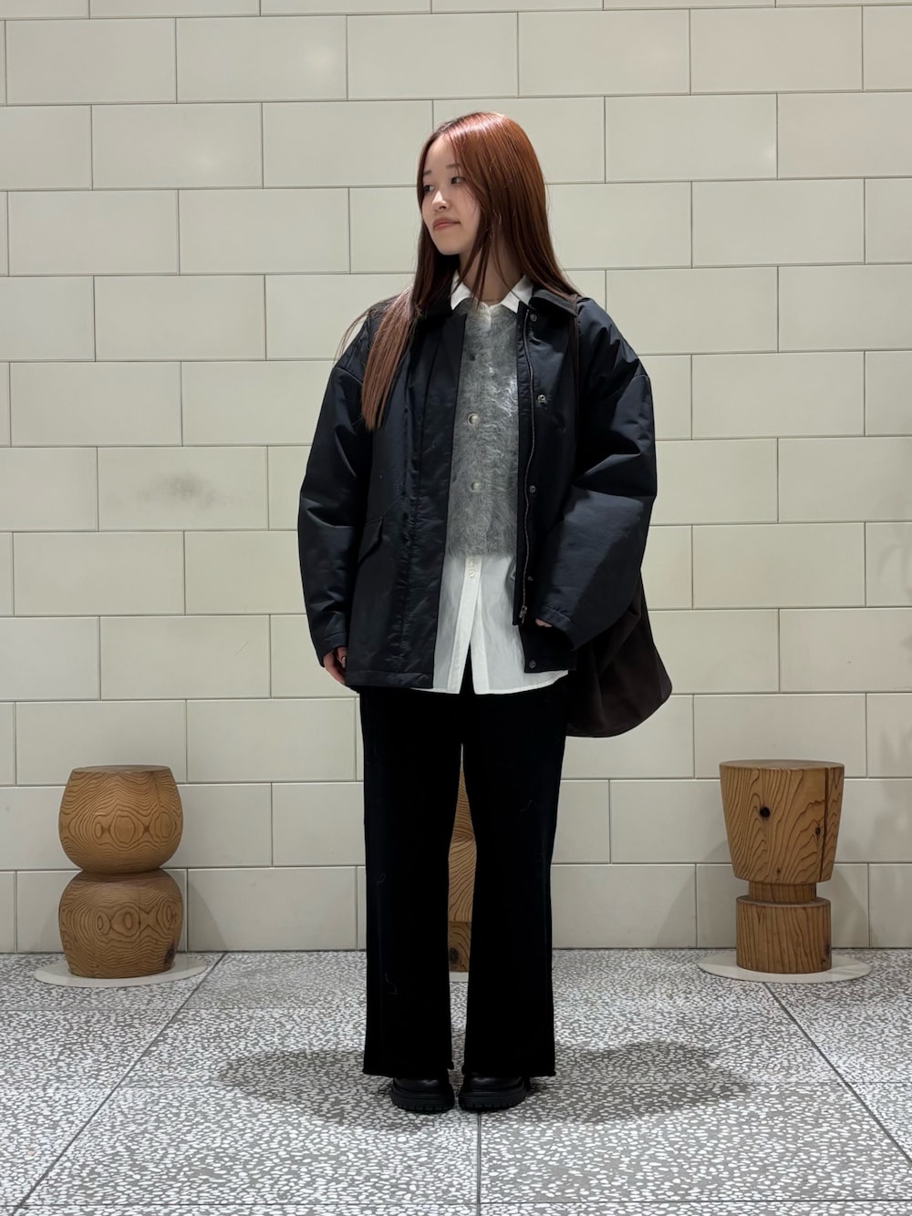 ホワイト系のシャツ/ブラウス、グレー系のカーディガン/ボレロ、ブラック系のその他パンツを着用したレディースの秋コーディネートの1枚目の写真