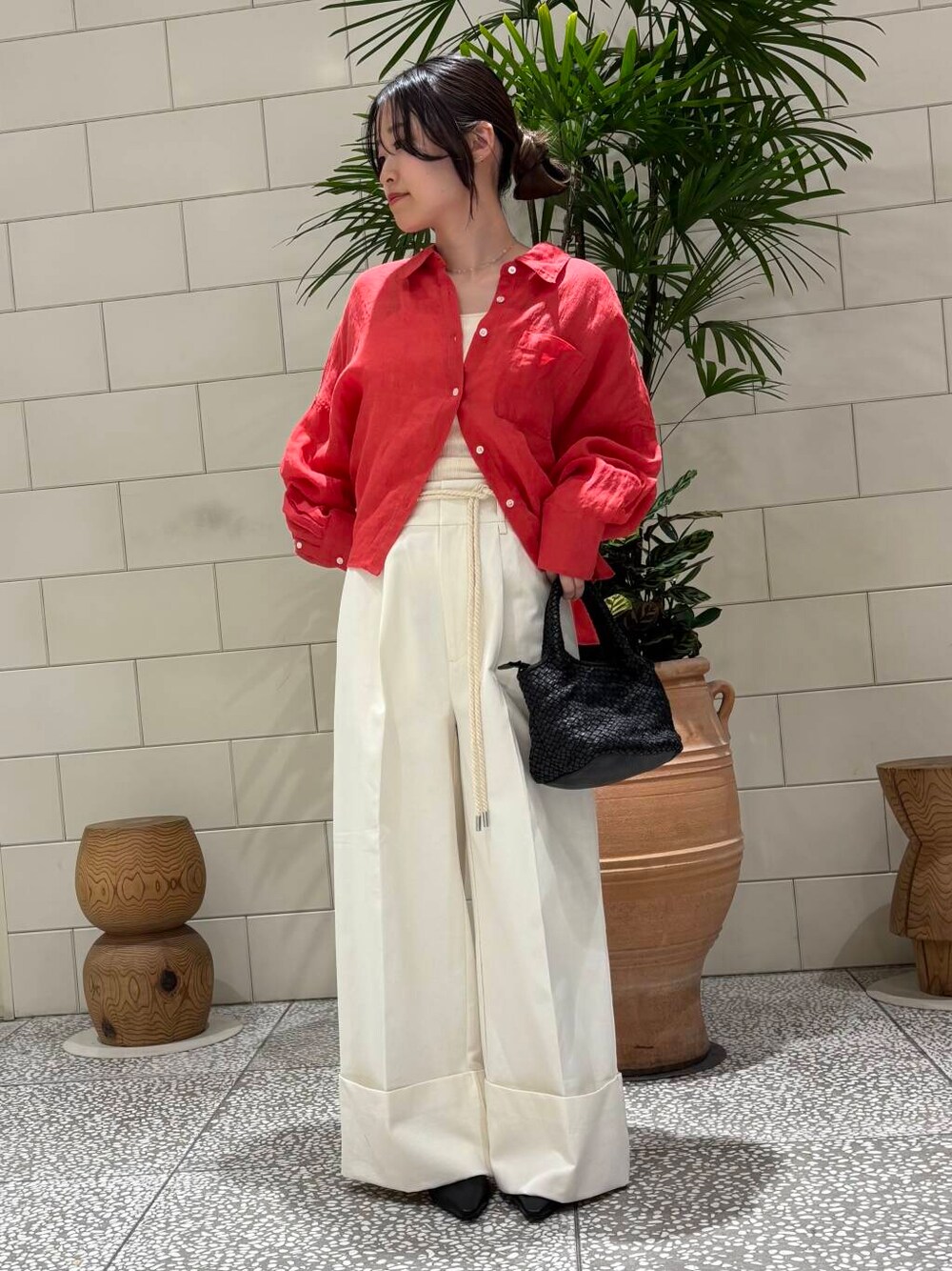 「newarrival、春カラーコーデ、ここでしか手に入らない別注アイテム、暮らしを楽しむ、春コーデ、カラーシャツ、ゆるシルエット、低身長女子、カラーコーデ、キレイめカジュアル、シャツ、シャツスタイル、リネン、リネンシャツ、おしゃれさんと繋がりたい」｜「URBAN RESEARCHのdecor『デコール』　Heartchain Necklace（ネックレス、シルバー系）」を使った、COCOAさん（レディース・155cm）の春コーディネートの1枚目の写真