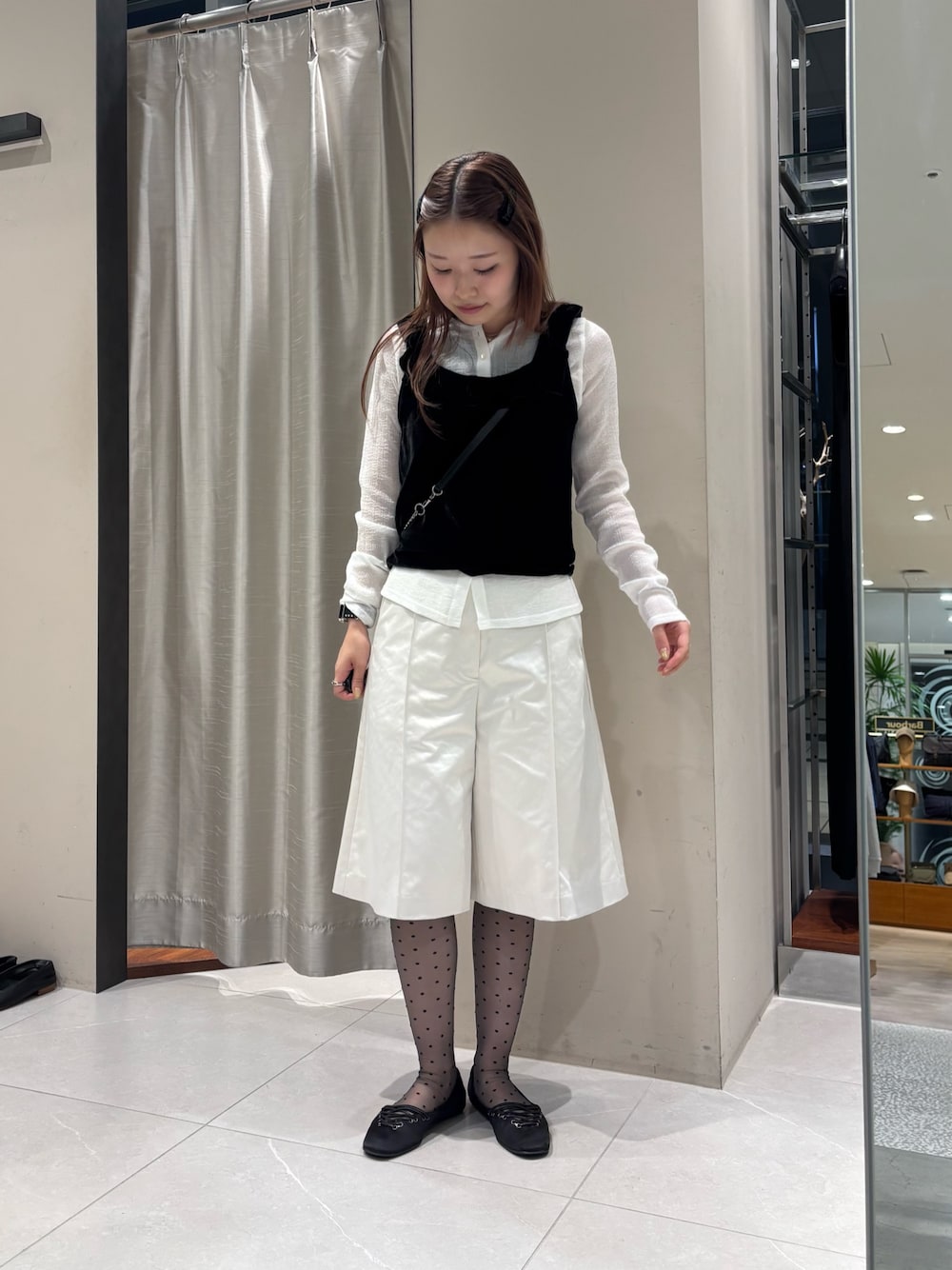 ブラック系のその他トップス、ホワイト系のカーディガン/ボレロ、ホワイト系のその他パンツを着用したレディースの夏コーディネートの1枚目の写真