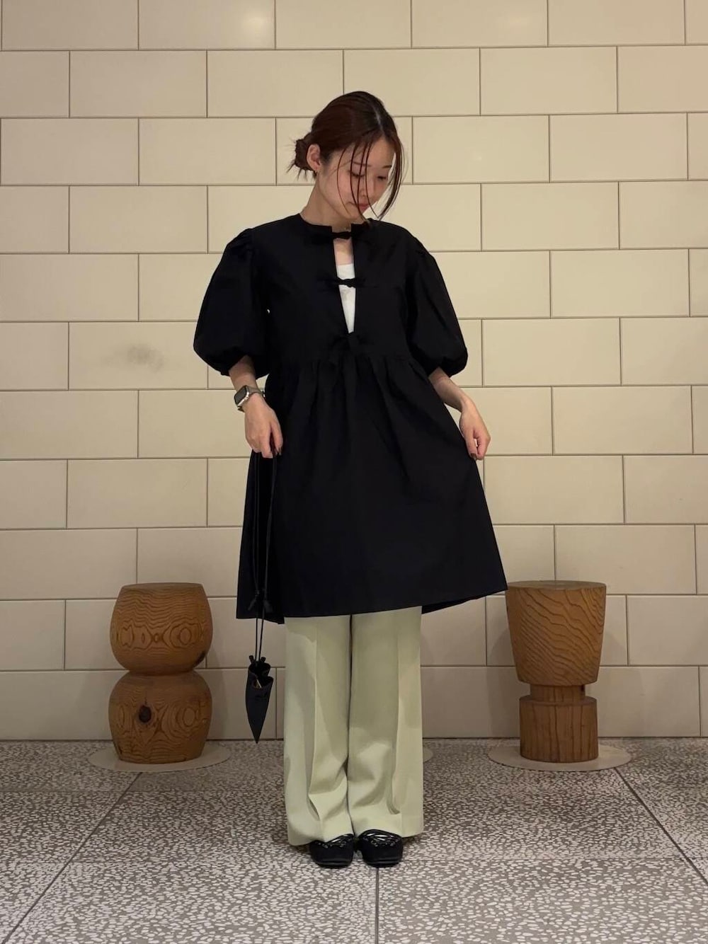 グリーン系のその他パンツ、ブラック系のワンピースを着用したレディースの夏コーディネートの1枚目の写真