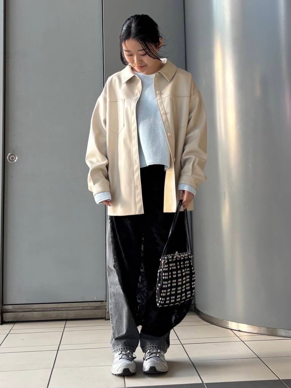 「デートコーデ、春アウター、newarrival、低身長おススメアウター、暮らしを楽しむ、春色ニットコーデ、レイヤードスタイル、春色、春服コーデ、パンツコーデ、デニムコーデ、春カラー、低身長女子、春、おしゃれさんと繋がりたい」｜「URBAN RESEARCHのストレートフィットデニムパンツ（デニムパンツ、ブラック系）」を使った、COCOAさん（レディース・155cm）の冬コーディネートの1枚目の写真