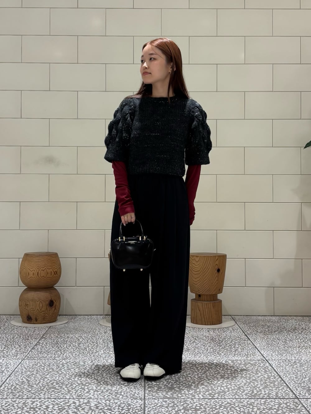 レッド系のTシャツ/カットソー、ブラック系のその他パンツ、ブラック系のニット/セーターを着用したレディースの秋コーディネートの1枚目の写真