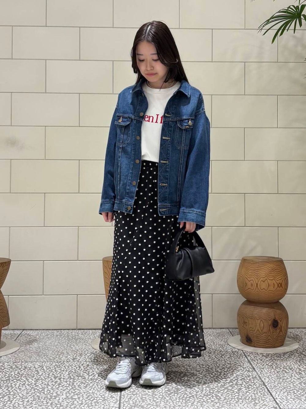 「雨の日コーデ、休日スタイル、旅行コーデ、母の日ギフト、ここでしか手に入らない別注アイテム、テーマパークコーデ、外遊びコーデ、暮らしを楽しむ、春のジャケットスタイル、刺繍、デニムジャケット、デニム、春めき満開コーデ、お出かけスタイル、おしゃれさんと繋がりたい」｜「Leeの『別注』Lee101×ROSSO　JACKET（デニムジャケット、ブルー系）」を使った、COCOAさん（レディース・155cm）の春コーディネートの1枚目の写真