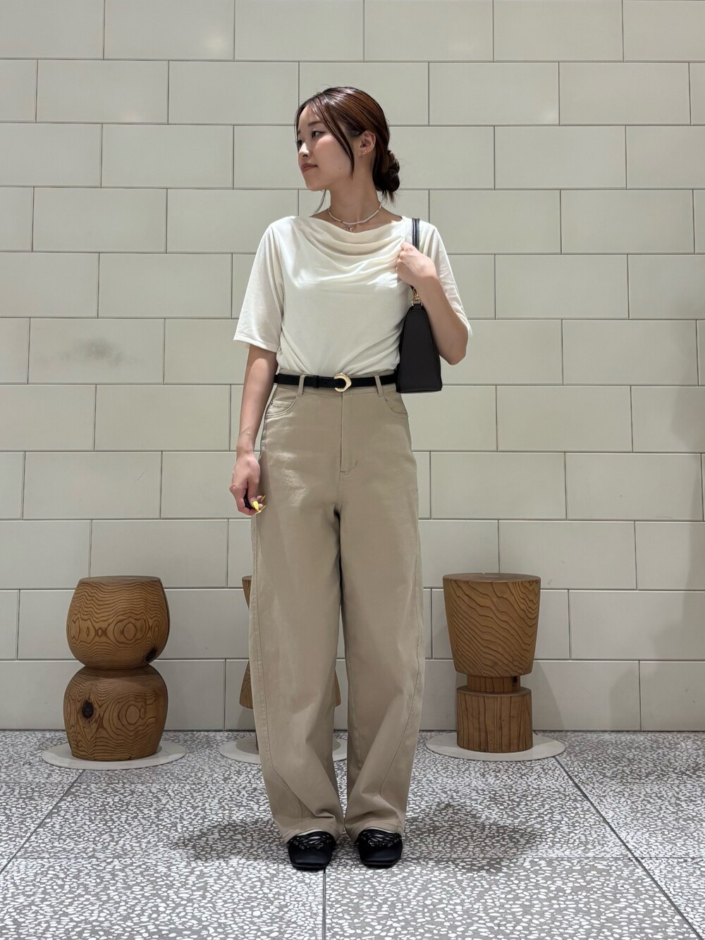 ホワイト系のTシャツ/カットソー、ベージュ系のその他パンツ、ブラウン系のショルダーバッグを着用したレディースの夏コーディネートの1枚目の写真