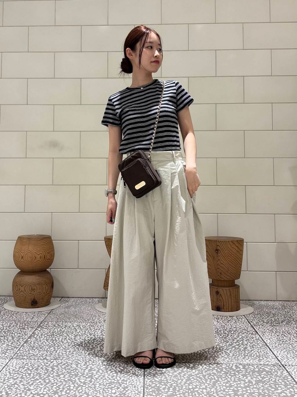「柄物、旅行コーデ、帰省コーデ、きれいめ派のtシャツコーデ、ここでしか手に入らない別注アイテム、私が選ぶセールアイテム25ss」｜「LAOCOONTEのLAOCOONTE　ALUA Sofia（サンダル、ブラック系）」を使った、COCOAさん（レディース・155cm）の夏コーディネートの1枚目の写真