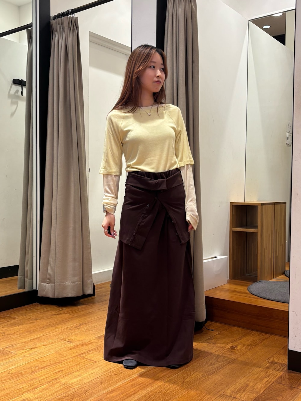イエロー系のTシャツ/カットソー、ブラウン系のスカートを着用したレディースの夏コーディネートの1枚目の写真