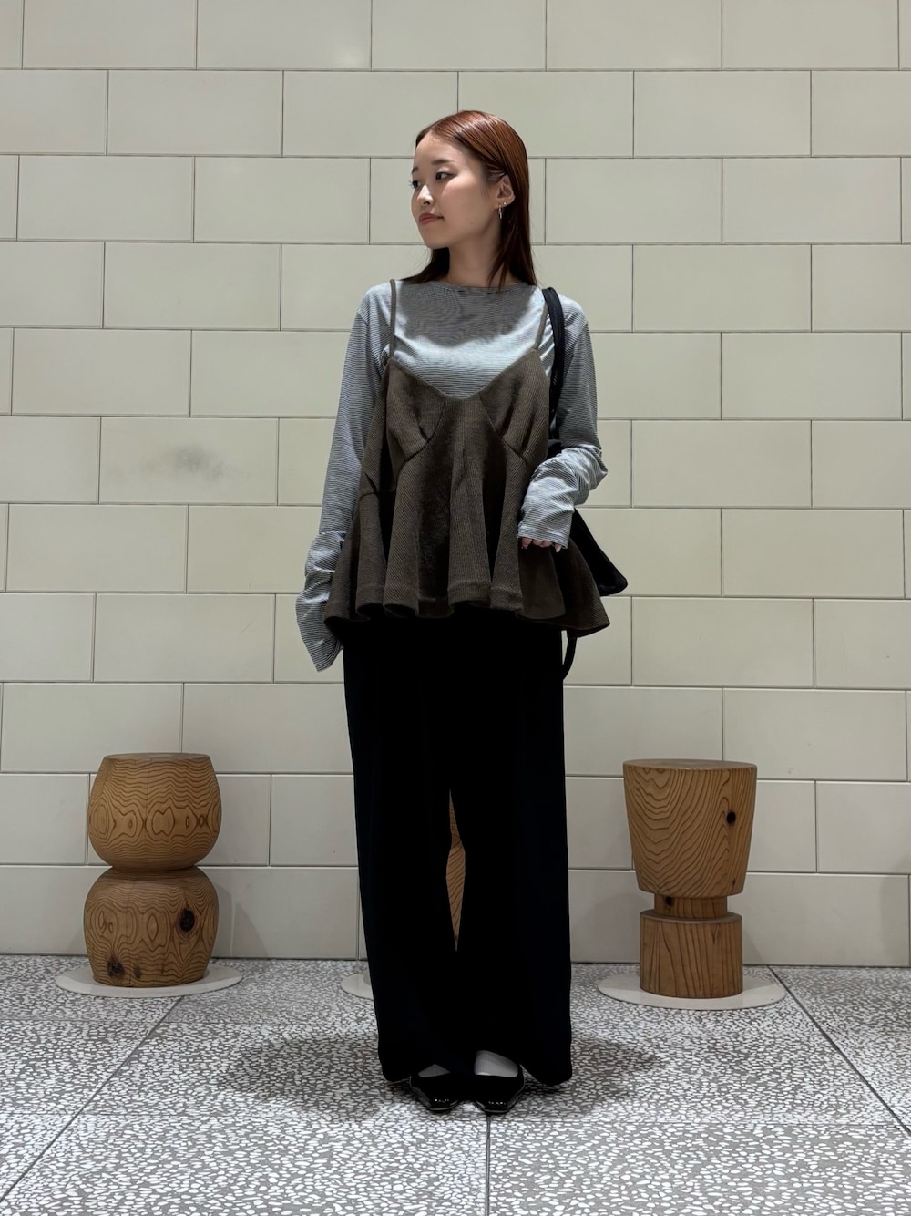 ブラック系のTシャツ/カットソー、ブラック系のその他パンツ、グリーン系のトートバッグを着用したレディースの秋コーディネートの1枚目の写真