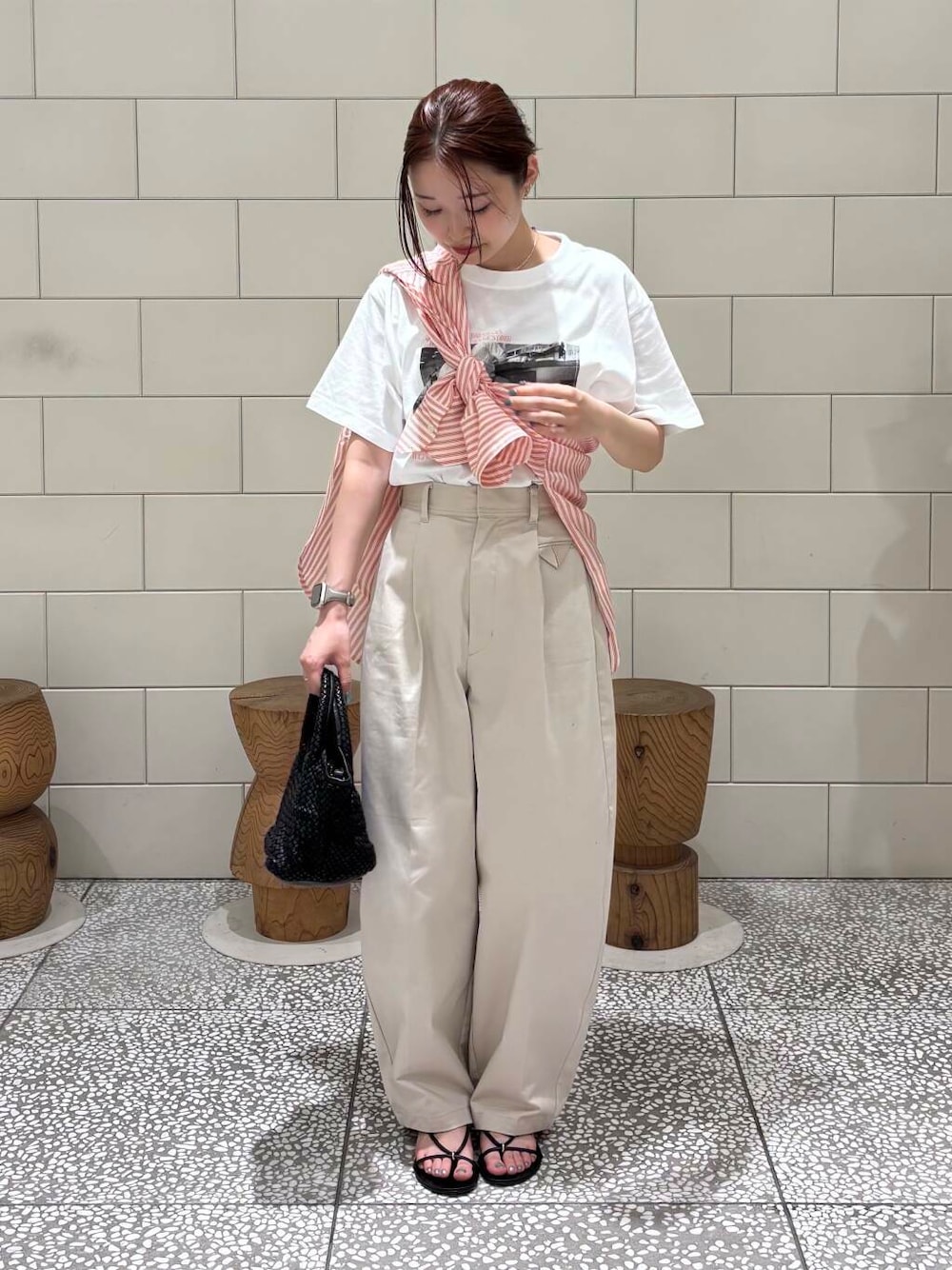 「柄物、旅行コーデ、紫外線対策、帰省コーデ、きれいめ派のtシャツコーデ、ここでしか手に入らない別注アイテム、夏カラーコーデ、私が選ぶセールアイテム25ss」｜「URBAN RESEARCHのメッシュ編みレザートートバッグ（トートバッグ、ブラック系）」を使った、COCOAさん（レディース・155cm）の夏コーディネートの1枚目の写真