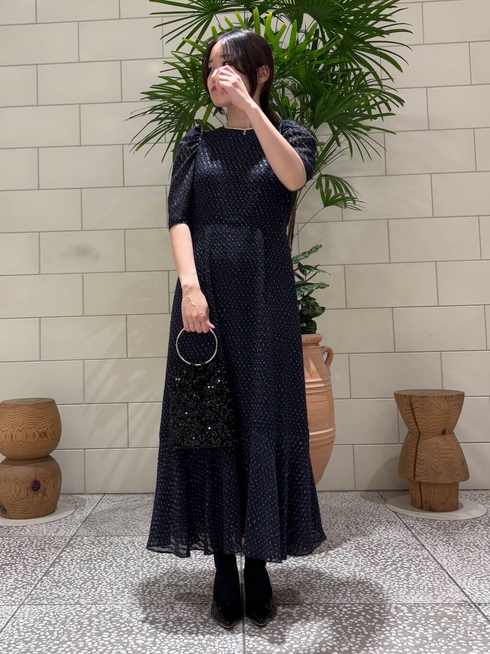 「セレモニースタイル、newarrival、セレモニー、ここでしか手に入らない別注アイテム、暮らしを楽しむ、結婚式、結婚式 ワンピース、結婚式二次会スタイル、結婚式スタイル、結婚式コーデ、ドレス、ワンピース、ワンピーススタイル、スパンコール、低身長女子」｜「URBAN RESEARCH ROSSO WOMENのオリジナルエナメルパンプス（パンプス、ブラック系）」を使った、COCOAさん（レディース・155cm）の冬コーディネートの1枚目の写真