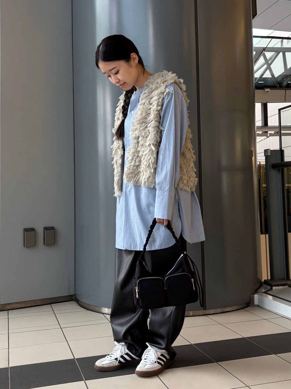 「レザー、淡色コーデ、ニットベスト、ベスト、レザーパンツ、秋っぽコーデ更新中、休日スタイル、お洒落さんとつながりたい、おでかけコーデ、ラクチンコーデ、スニーカー、低身長コーデ」｜「URBAN RESEARCHのバンドカラーコットンストライプシャツ（Tシャツ/カットソー、ブルー系）」を使った、COCOAさん（レディース・155cm）の秋コーディネートの1枚目の写真