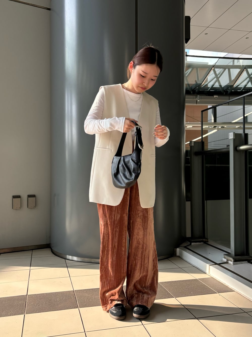 「オトナ女子、おしゃれさんと繋がりたい、大人可愛い、秋服準備はじめました、お洒落さんとつながりたい、ブルベ夏、シースルー、秋のコーデ、ベロア、ベロアパンツ」｜「URBAN RESEARCHの強撚シアーカットソー（Tシャツ/カットソー、ホワイト系）」を使った、COCOAさん（レディース・155cm）の夏コーディネートの1枚目の写真