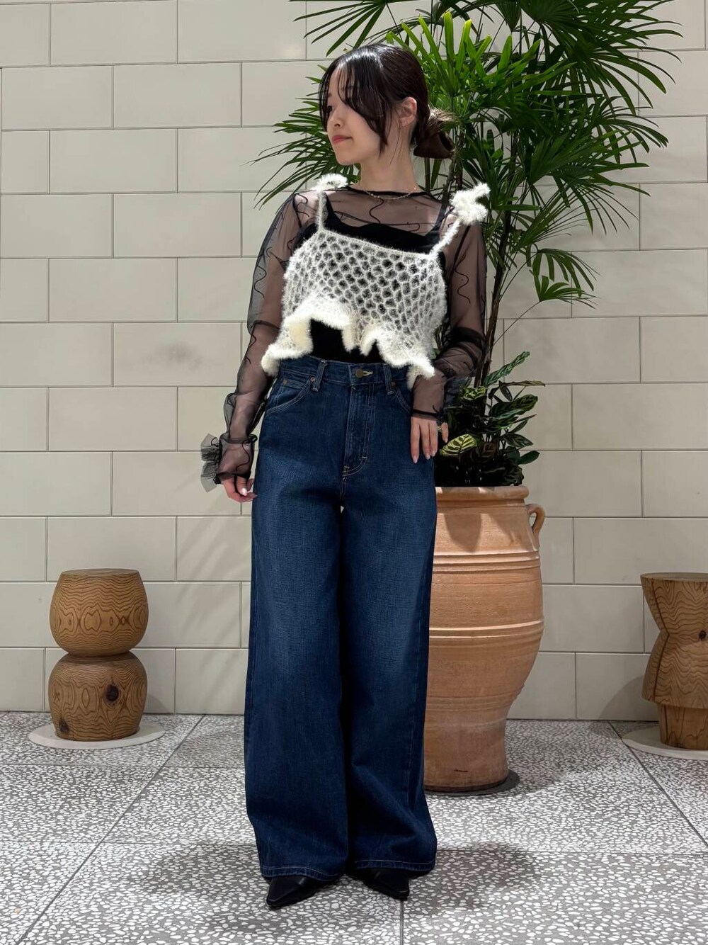 「lee、newarrival、ここでしか手に入らない別注アイテム、私のイチ推しブランド、暮らしを楽しむ、私の推しデニムスタイル、ラメ、春コーデ、シアートップス、デニムコーデ、大人かわいい、お洒落さんとつながりたい、休日、デザイントップス、低身長」｜「URBAN RESEARCHのdecor『デコール』　Heartchain Necklace（ネックレス、シルバー系）」を使った、COCOAさん（レディース・155cm）の春コーディネートの1枚目の写真