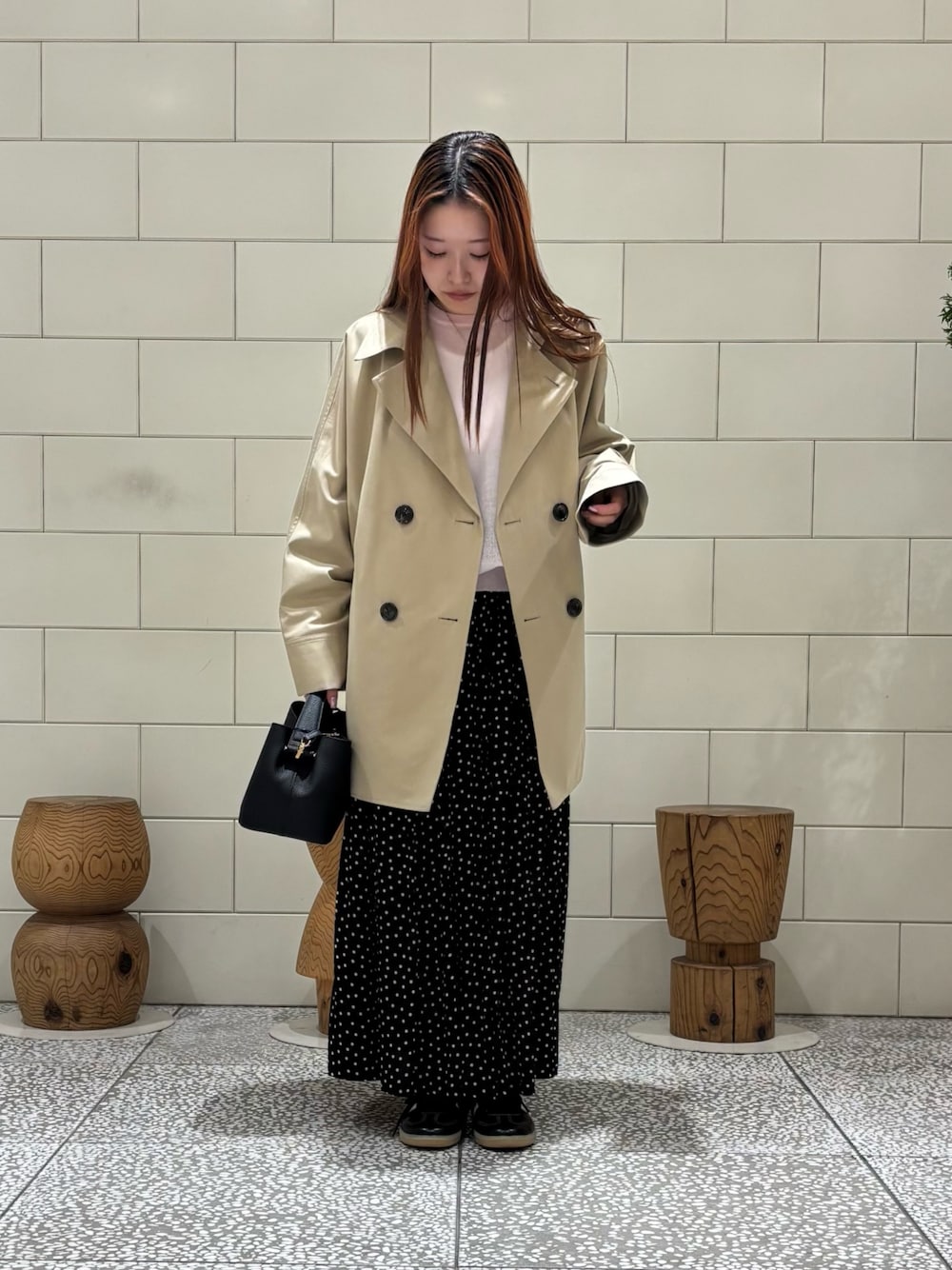 ホワイト系のタンクトップ、ピンク系のニット/セーター、ブラック系のスカートを着用したレディースの冬コーディネートの1枚目の写真