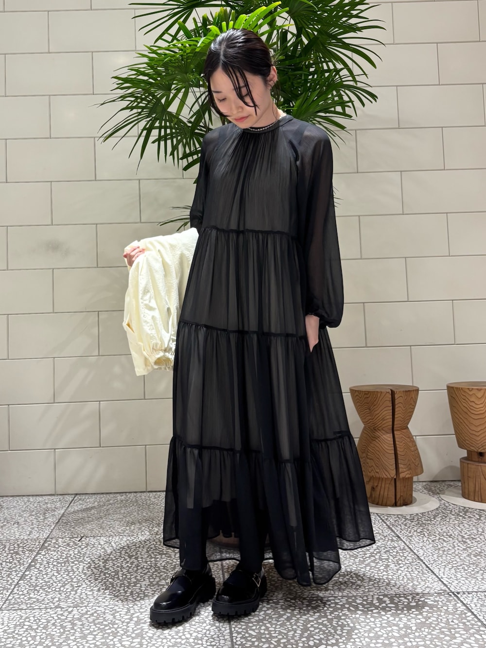 「ティアードワンピース、ギャザーワンピース、ギャザー、ティアード、オケージョンスタイル、オケージョン、オケージョンワンピース、メリージェーン、大人かわいい、大人カジュアルコーデ、休日コーデ、オトナ女子、春先取り、オトナカワイイ、ブルべ夏」｜「URBAN RESEARCHのdecor『デコール』　Heartchain Necklace（ネックレス、シルバー系）」を使った、COCOAさん（レディース・155cm）の冬コーディネートの1枚目の写真