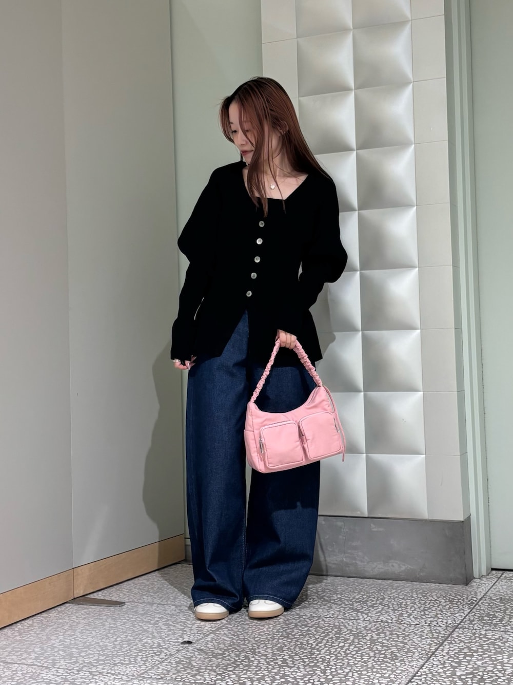 ブラック系のカーディガン/ボレロ、ブルー系のデニムパンツ、ピンク系のショルダーバッグを着用したレディースの冬コーディネートの1枚目の写真