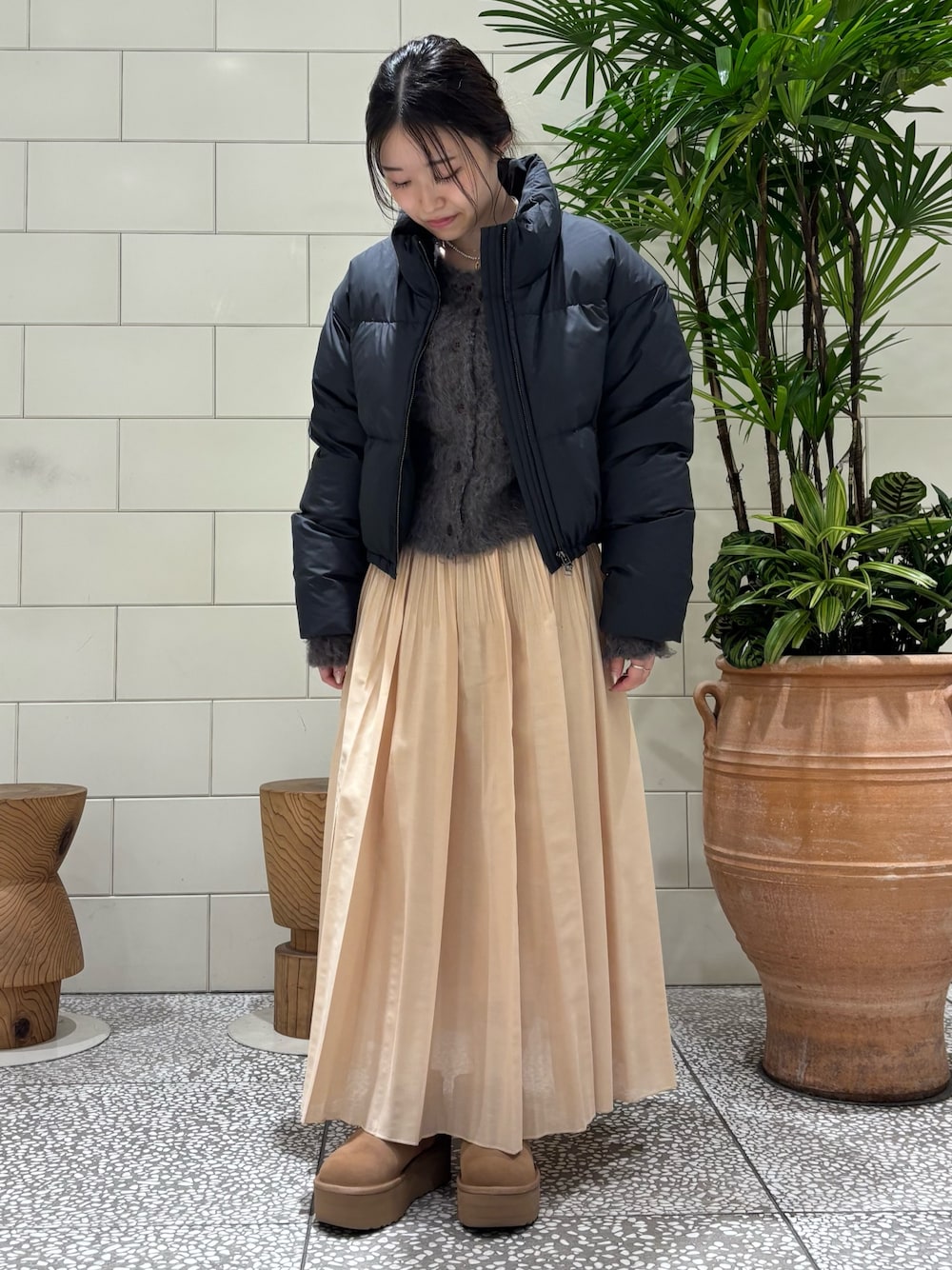 「プリーツスカート、プリーツ、冬コーデ、休日スタイル、大人かわいい、厚底シューズ、冬服、ニットカーディガン、シャギーニット、ブルべ夏、UGG、ダウンジャケット、ダウン、ダウンコーデ」｜「LAATOのmosamosa short cardigan（カーディガン/ボレロ、ブラウン系）」を使った、COCOAさん（レディース・155cm）の冬コーディネートの1枚目の写真