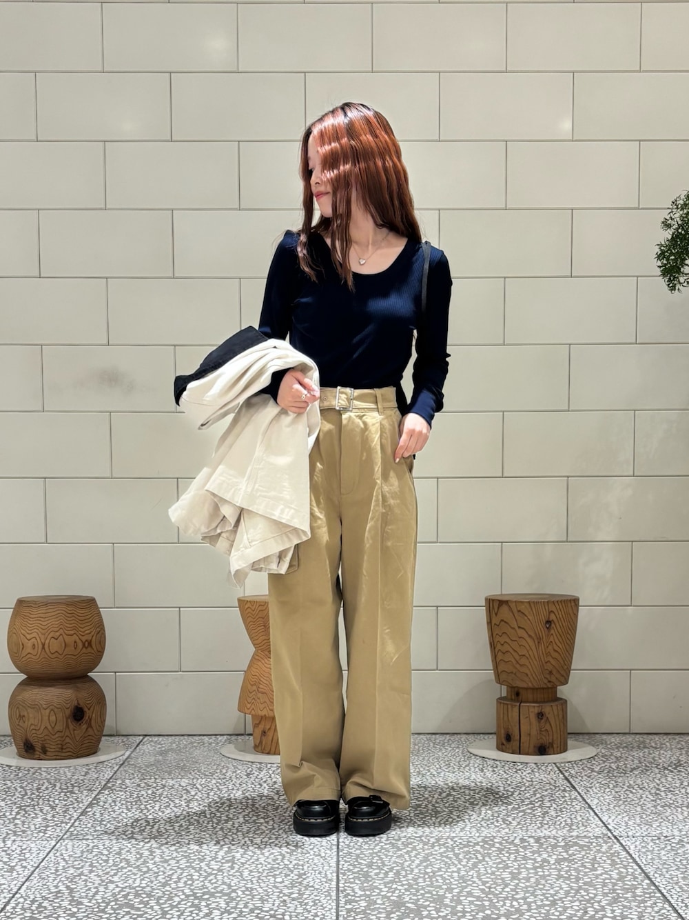 ベージュ系のその他パンツ、ベージュ系のカバーオール、ブラウン系のバックパック/リュックを着用したレディースの冬コーディネートの1枚目の写真