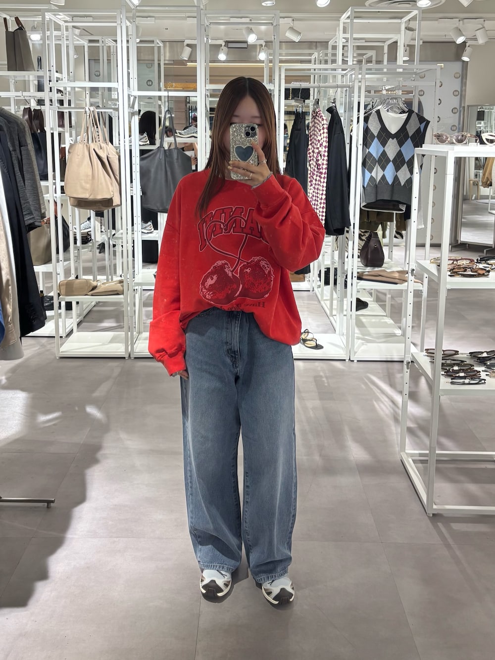 ブルー系のTシャツ/カットソー、レッド系のスウェット、ブルー系のデニムパンツを着用したレディースの夏コーディネートの1枚目の写真