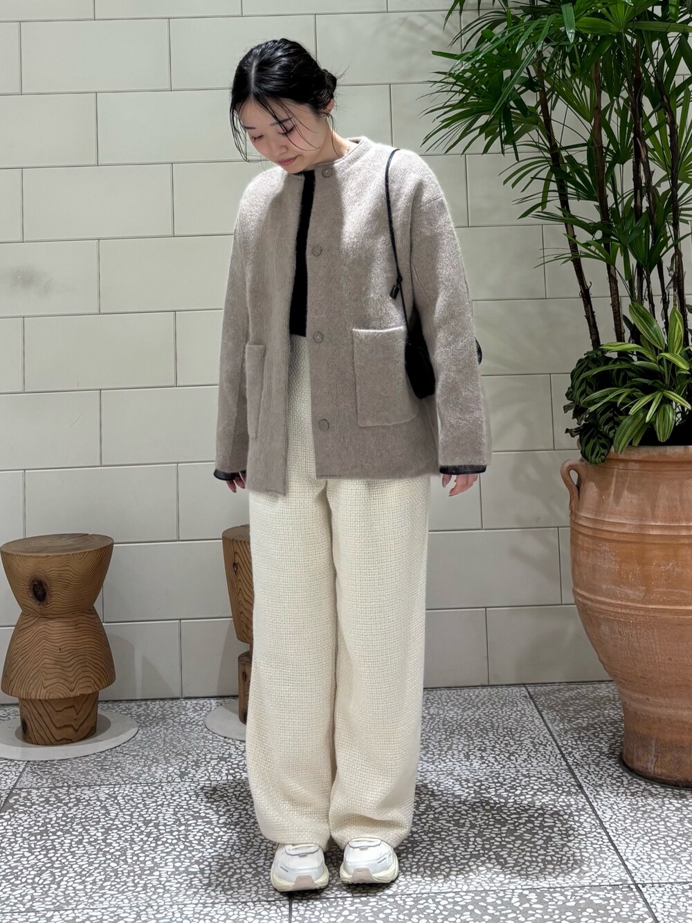 「ニットジャケット、ツイード、ツイードパンツ、冬のコーデ、キレイめカジュアル、低身長女子、パンツ、パンツスタイル、休日スタイル、おしゃれさんと繋がりたい、スニーカー」｜「URBAN RESEARCHのdecor『デコール』　Heartchain Necklace（ネックレス、シルバー系）」を使った、COCOAさん（レディース・155cm）の冬コーディネートの1枚目の写真