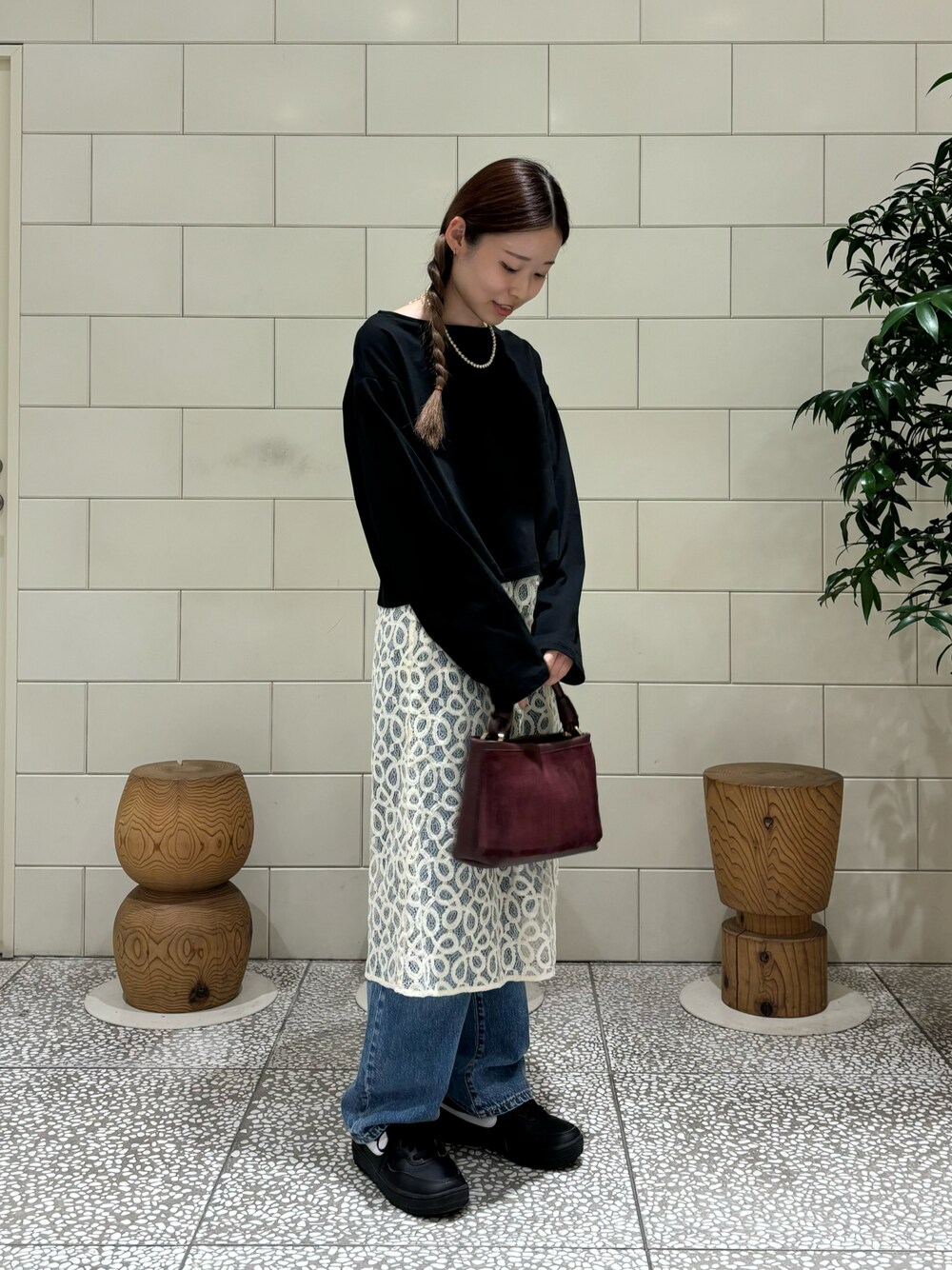 ブラック系のTシャツ/カットソー、レッド系のハンドバッグ、ブルー系のデニムパンツを着用したレディースの夏コーディネートの1枚目の写真