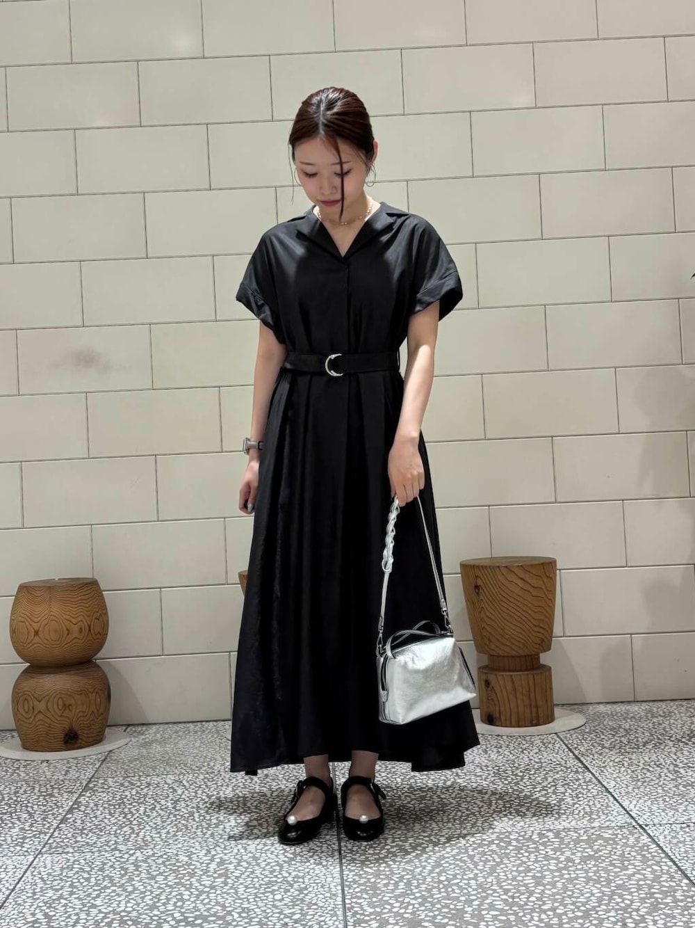 「モノトーン、旅行コーデ、帰省コーデ、私のイチ推しブランド」｜「URBAN RESEARCH ROSSO WOMENのオープンカラーベルト付ワンピース（ワンピース、グレー系）」を使った、COCOAさん（レディース・155cm）の夏コーディネートの1枚目の写真
