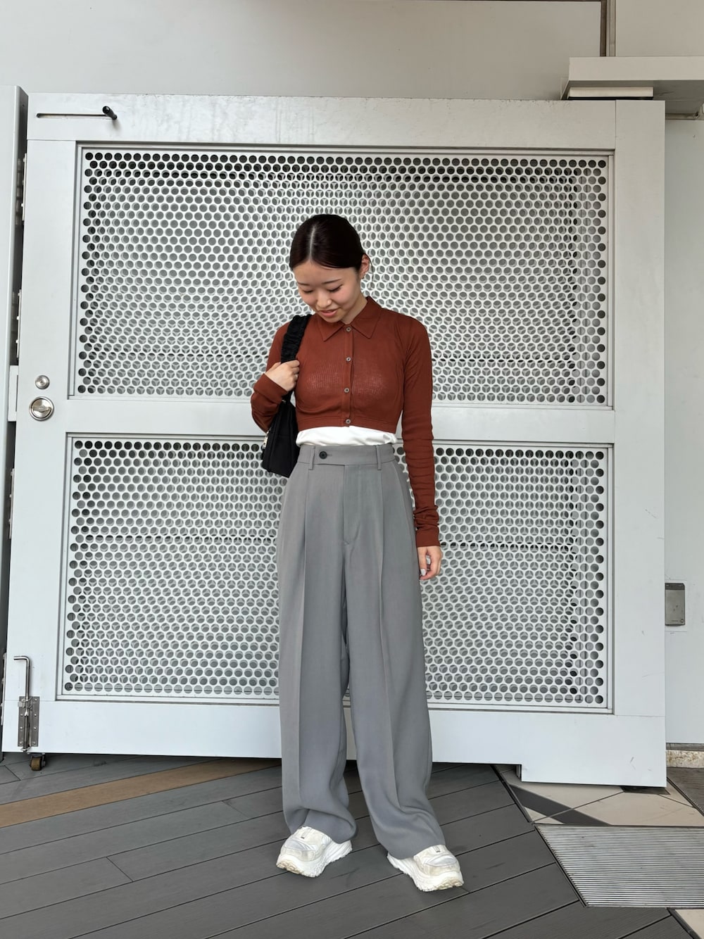 「先取り秋カラーコーデ、newarrival、秋服準備はじめました、休日スタイル、おしゃれさんと繋がりたい、低身長女子、大人可愛い、お洒落さんとつながりたい、パンツコーデ、センタープレス、秋のコーデ」｜「URBAN RESEARCHのNINETY PERCENT　BEAU CARDIGAN（カーディガン/ボレロ、ブラウン系）」を使った、COCOAさん（レディース・155cm）の夏コーディネートの1枚目の写真