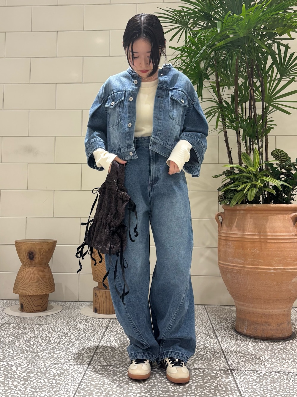 「デニム、デニムパンツ、デニムコーデ、デニムオンデニム、カジュアルスタイル、おしゃれさんと繋がりたい、お出かけコーデ、デニムブルゾン、パンツコーデ、レイヤード」｜「URBAN RESEARCH ROSSO WOMENのレイヤードデザインカットソー（Tシャツ/カットソー、ホワイト系）」を使った、COCOAさん（レディース・155cm）の冬コーディネートの1枚目の写真