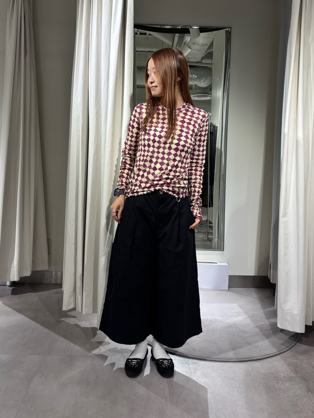 ブラック系のその他パンツ、パープル系のTシャツ/カットソーを着用したレディースの夏コーディネートの1枚目の写真
