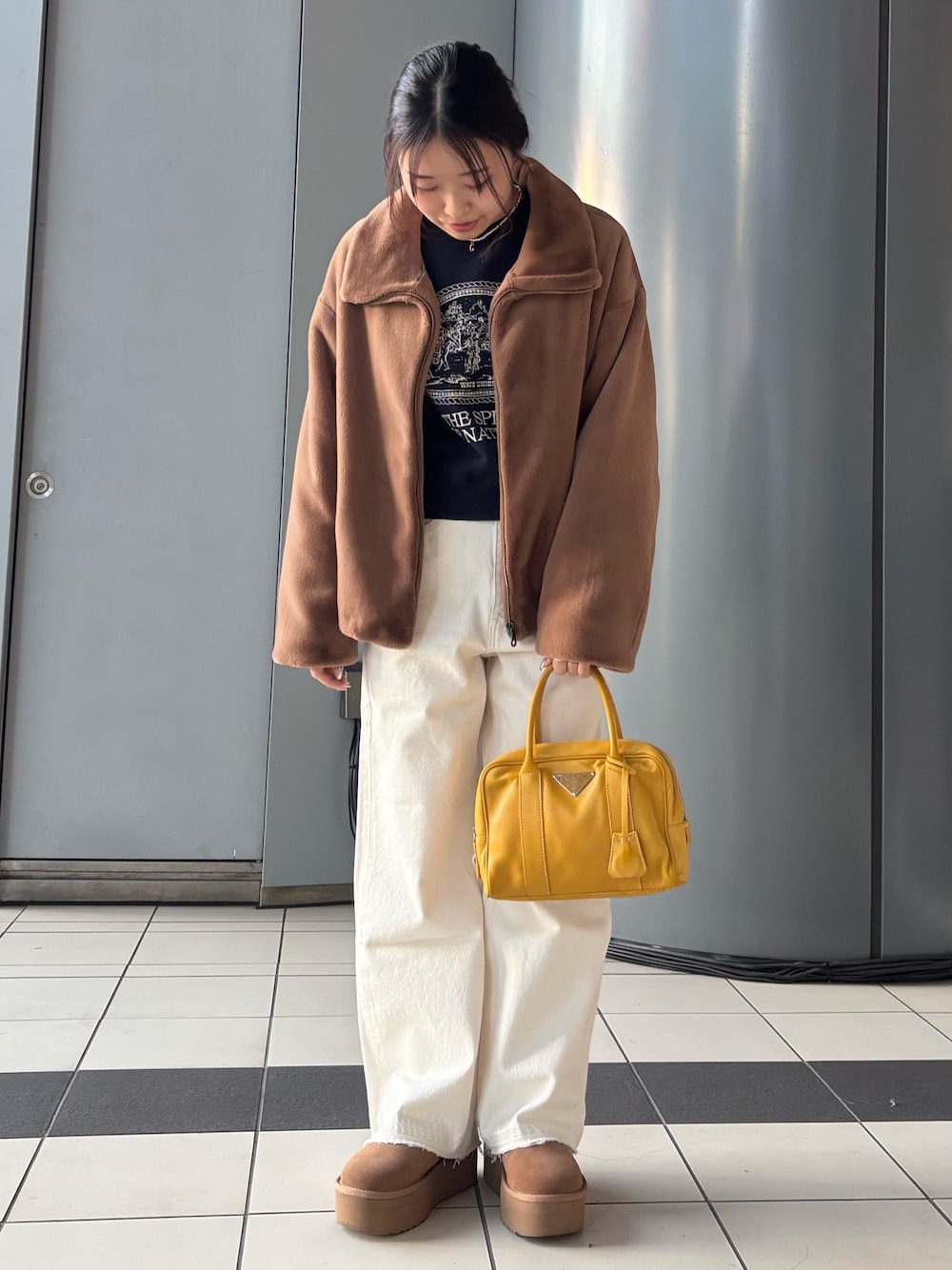 「UGG、冬コーデ、冬服、大人かわいい、クリスマスに着たい服、クリスマス、おしゃれさんと繋がりたい、ブラウンコーデ、厚底ブーツ」｜「URBAN RESEARCHのエコファージップコート（その他アウター、イエロー系）」を使った、COCOAさん（レディース・155cm）の冬コーディネートの1枚目の写真