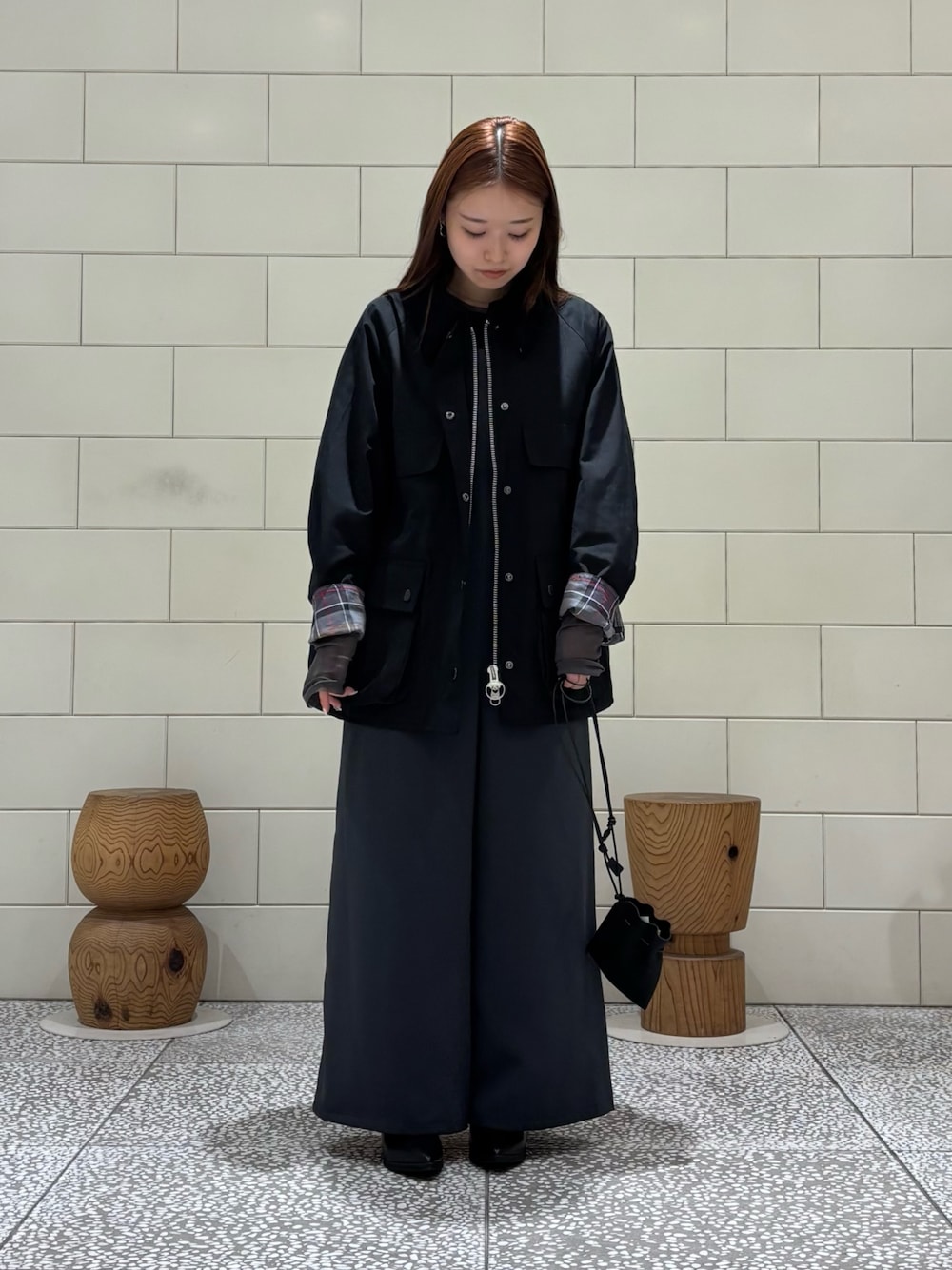 ブラック系のその他アウター、ブラック系のTシャツ/カットソー、グレー系のつなぎ/オールインワンを着用したレディースの秋コーディネートの1枚目の写真