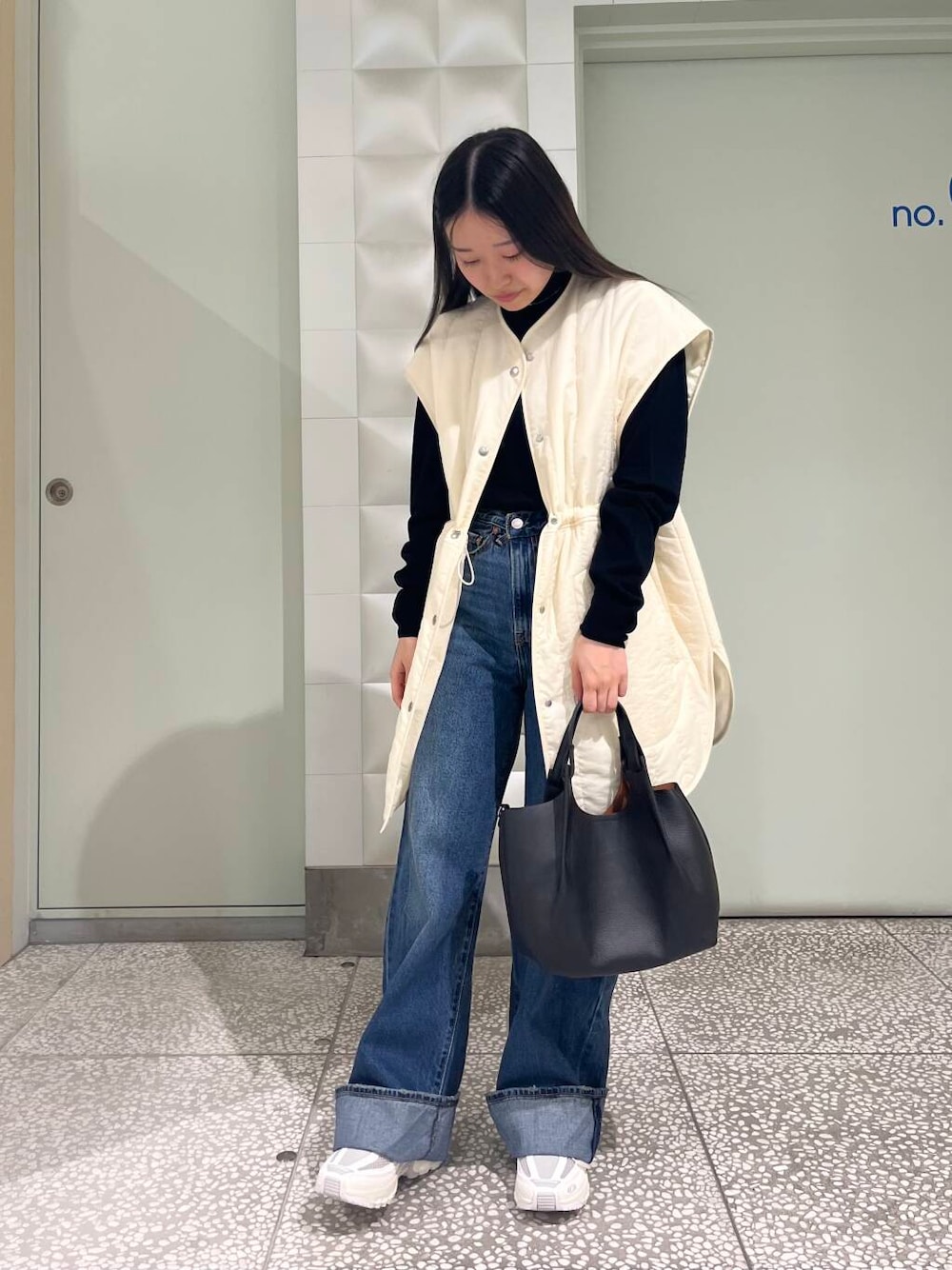 「デートコーデ、スニーカーコーデ、newarrival、旅行コーデ、外遊びコーデ、私の推し新作アイテム、私のnewデニムスタイル、ブルベ夏×秋カラーコーデ、秋のイチ推しアウター」｜「URBAN RESEARCHのdecor『デコール』　Heartchain Necklace（ネックレス、シルバー系）」を使った、COCOAさん（レディース・155cm）の秋コーディネートの1枚目の写真