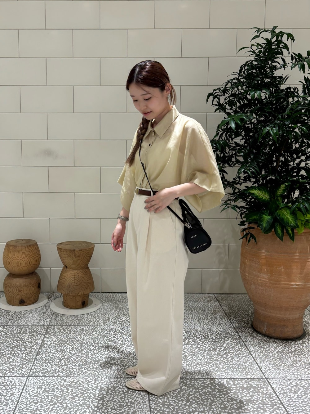 「お出かけコーデ、カジュアルスタイル、パンツスタイル、シンプルコーデ、淡色コーデ」｜「URBAN RESEARCHのチノワイドパンツ（チノパンツ、ベージュ系）」を使った、COCOAさん（レディース・155cm）の夏コーディネートの1枚目の写真