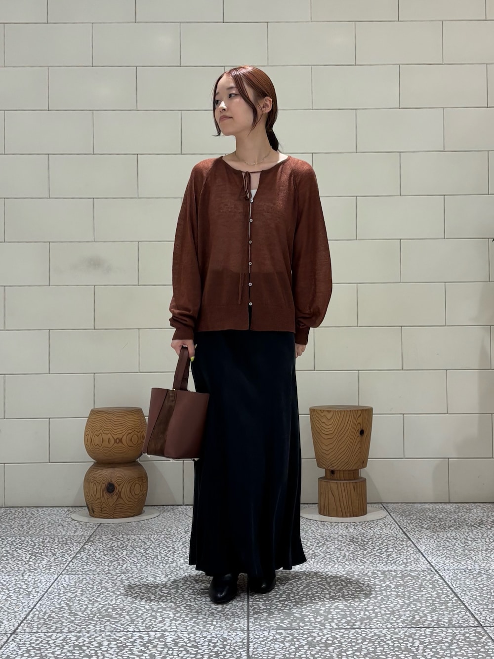 ブラック系のスカート、ブラック系のブーツ、ブラウン系のカーディガン/ボレロを着用したレディースの秋コーディネートの1枚目の写真