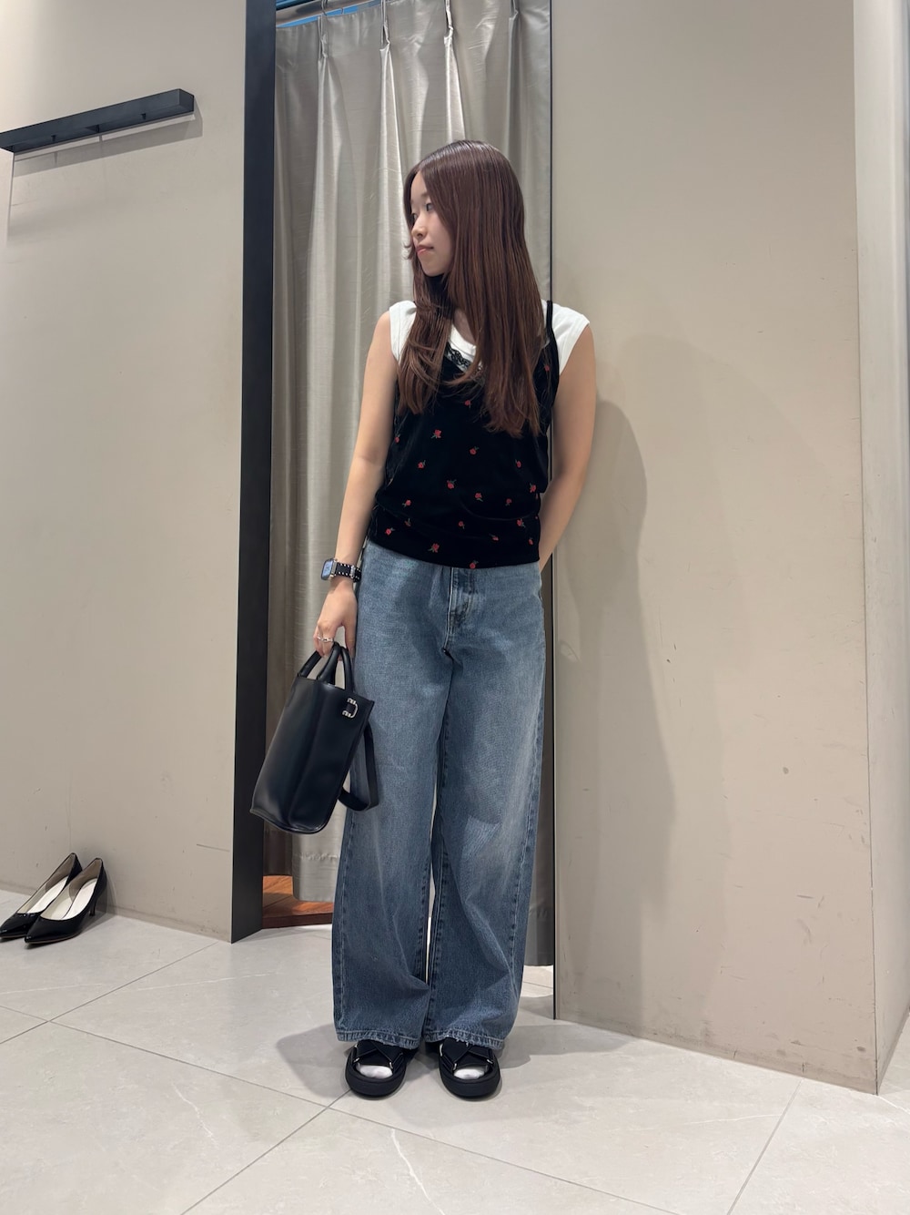 ホワイト系のタンクトップ、ブラック系のキャミソール、ブルー系のデニムパンツを着用したレディースの夏コーディネートの1枚目の写真